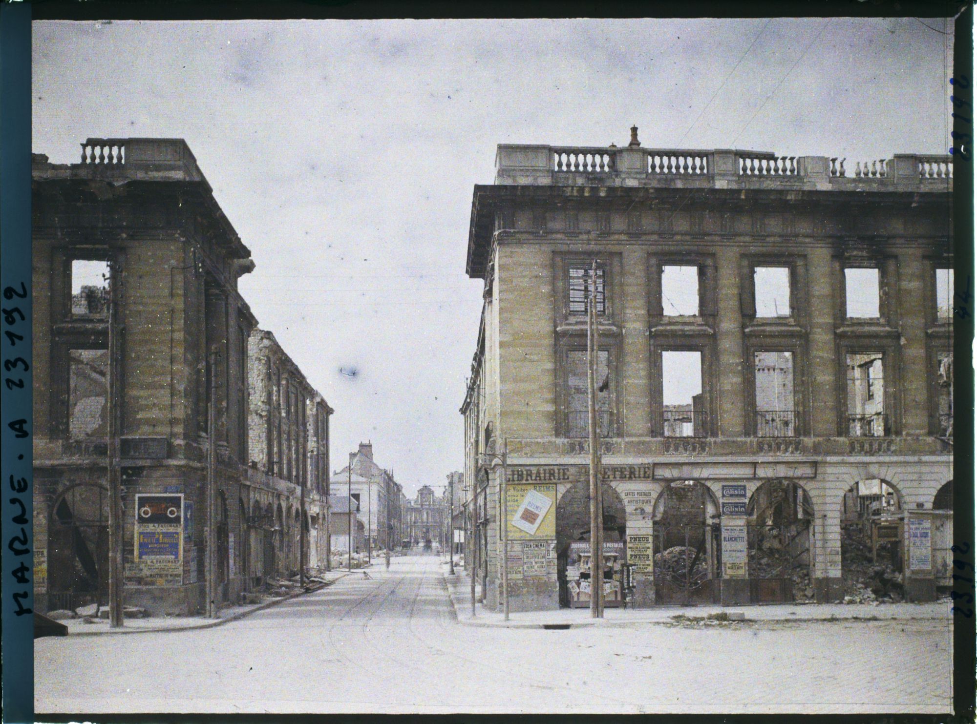 Image représentant France, Reims, L'Hôtel de Ville et la rue prises depuis la Place Royale