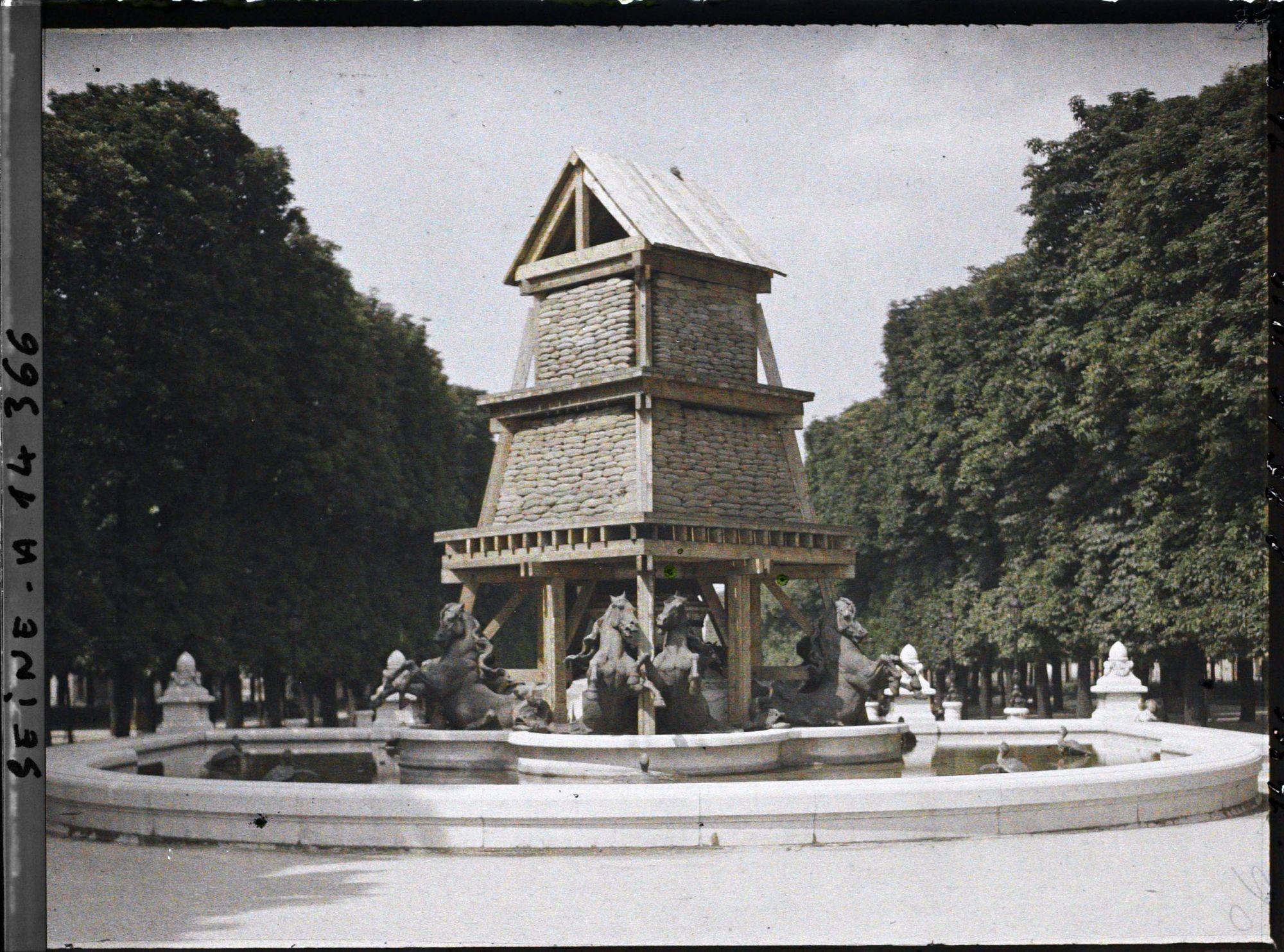 Image représentant La fontaine des Quatre-Parties-Du-Monde de Carpeaux protégée contre les bombardements, place Camille-Jullian, jardin Marco Polo, avenue de l'Observatoire