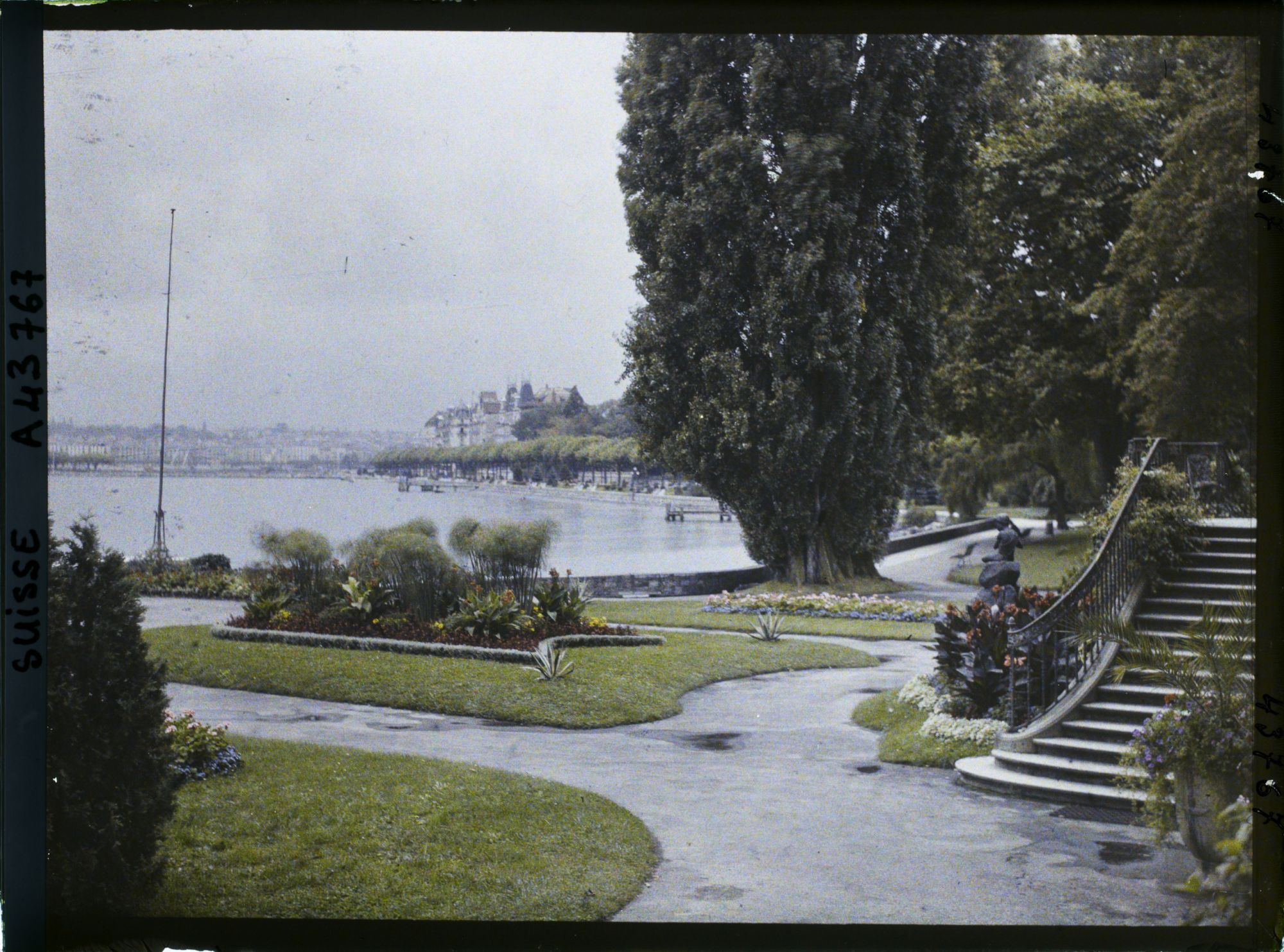 Image représentant Le perron de la villa Mon Repos (Musée d'ethnographie de Genève) au bord du Léman
