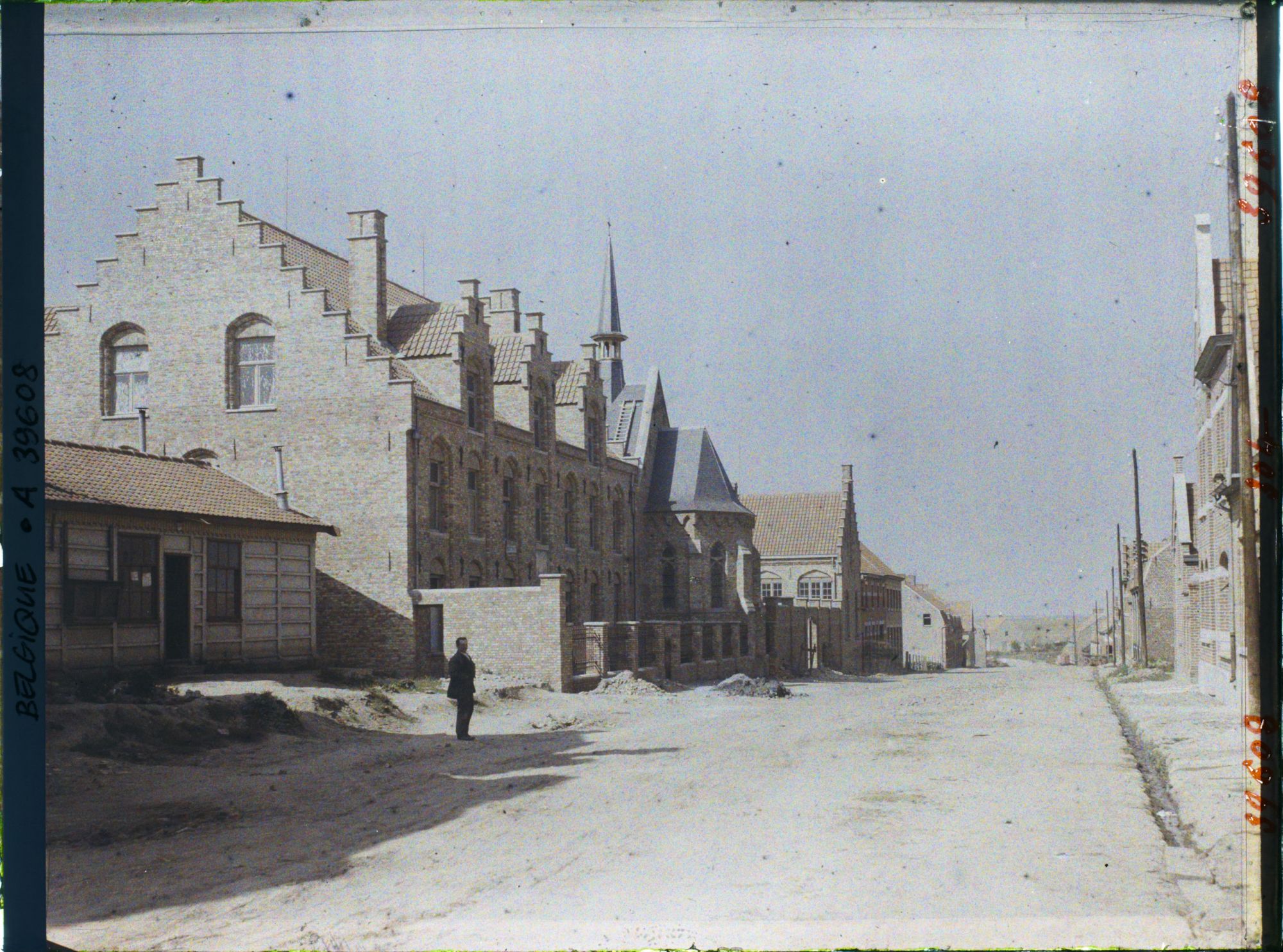 Image représentant Belgique, Passchendael, L'Ecole est reconstruite, rue de la Chapelle