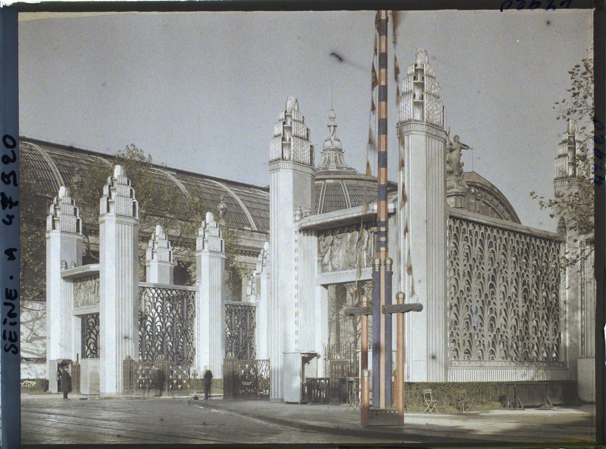 Image représentant L'Exposition des arts décoratifs, Porte d'honneur, entre Grand et Petit Palais