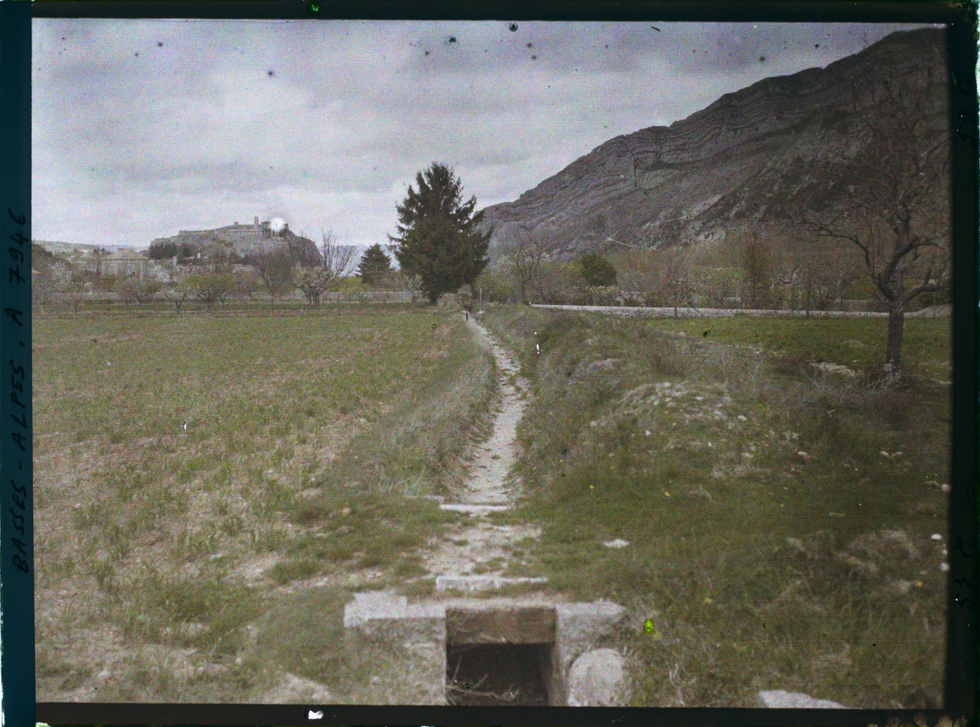 Image représentant Canal d'irrigation avec une vue de la ville et de la citadelle