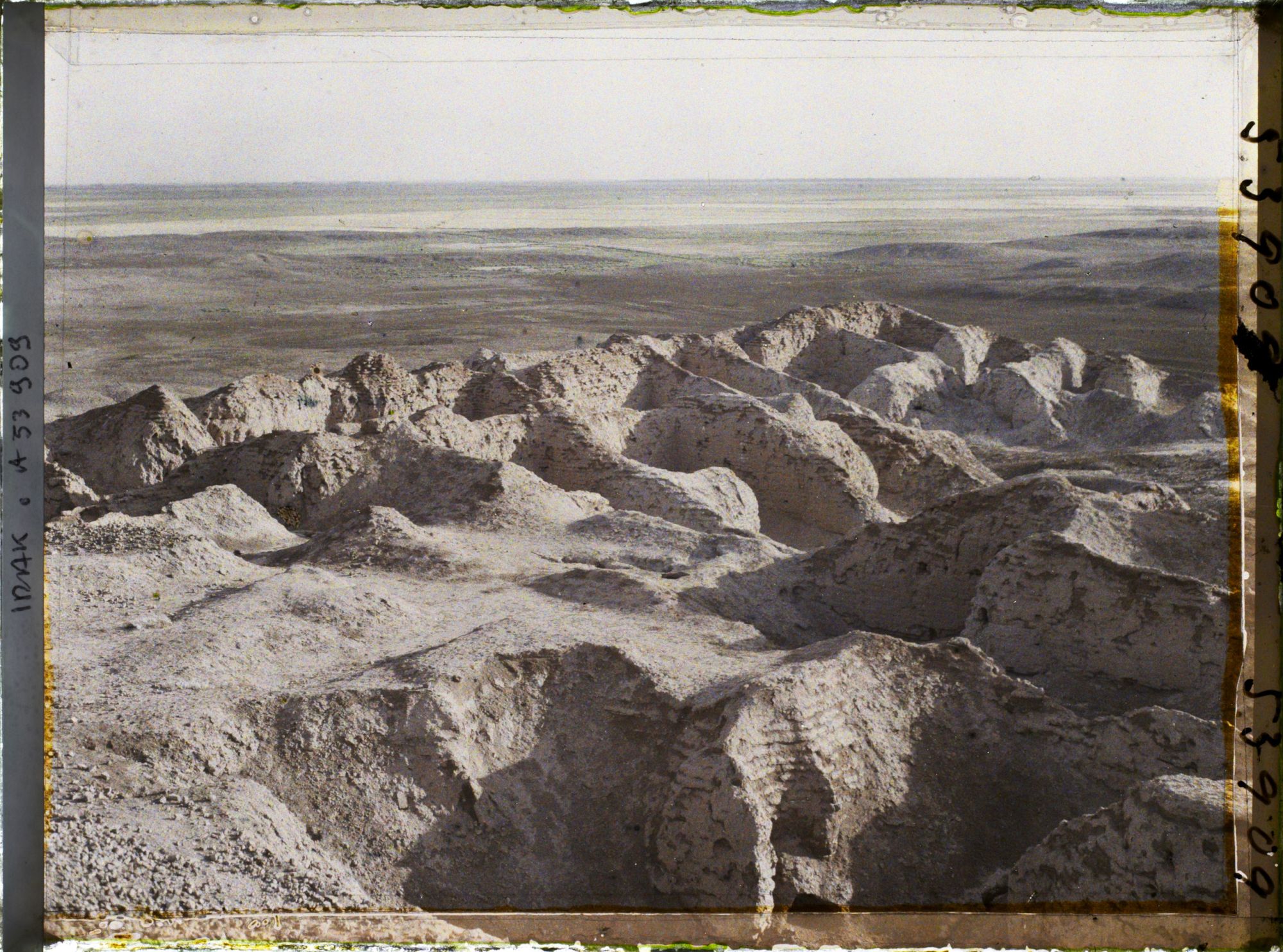 Image représentant Les ruines au pied de la Ziggourat Bit-Zida