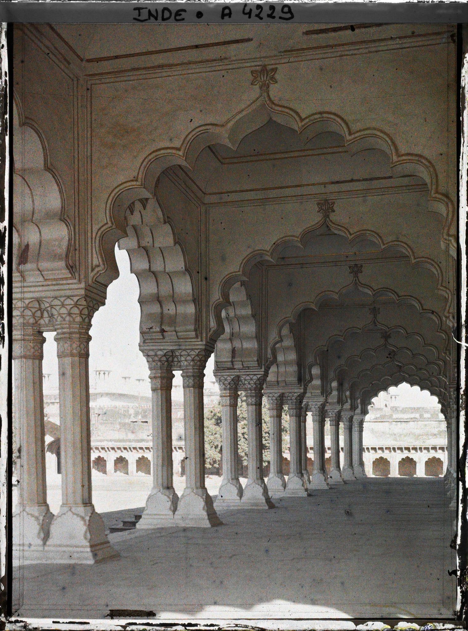 Image représentant La colonnade double de la salle des audiences publiques (Diwan-i-Am) dans le fort Rouge (Lal Qila)