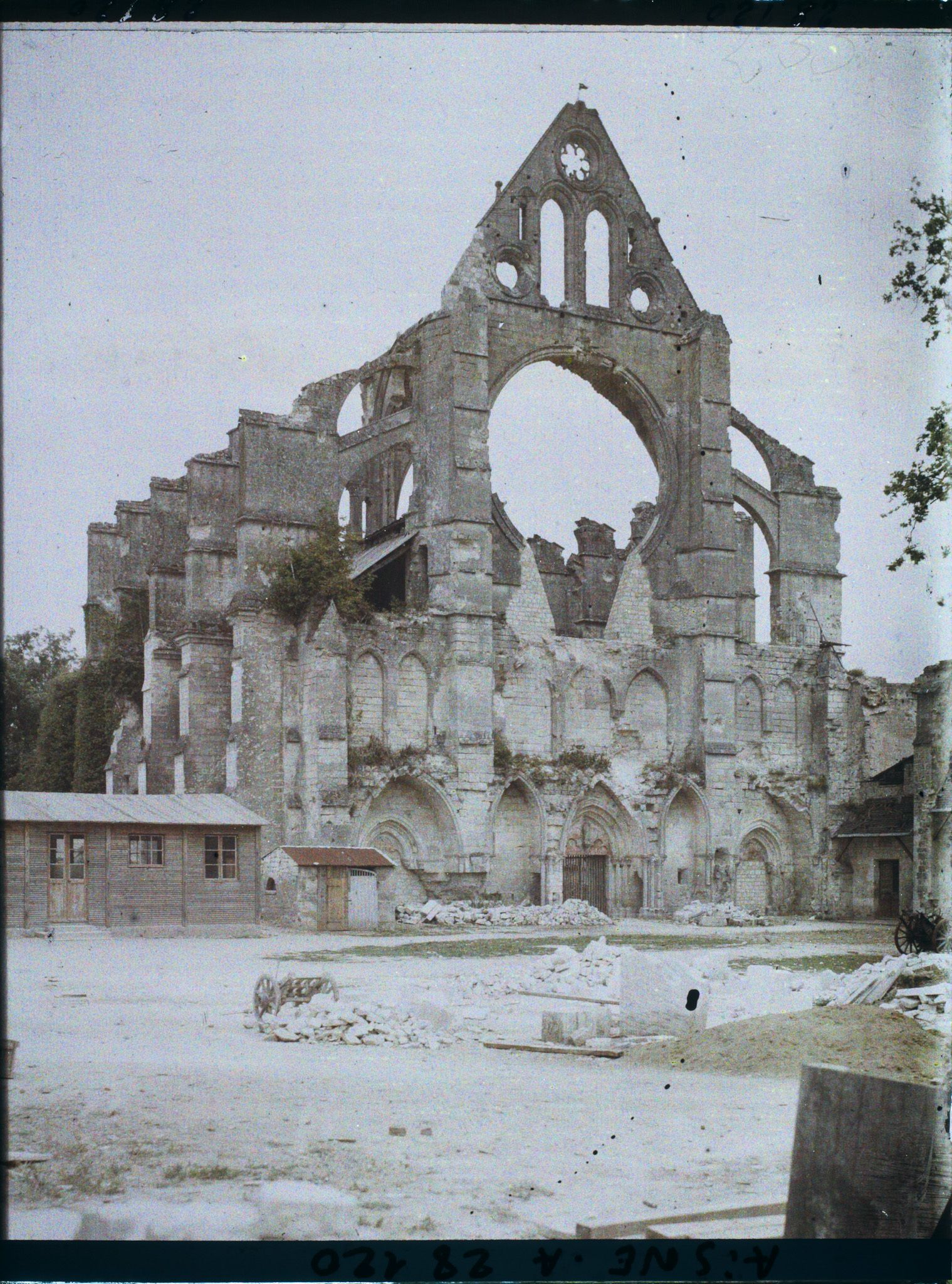 Image représentant France, Longpont, Façade de l'Abbaye