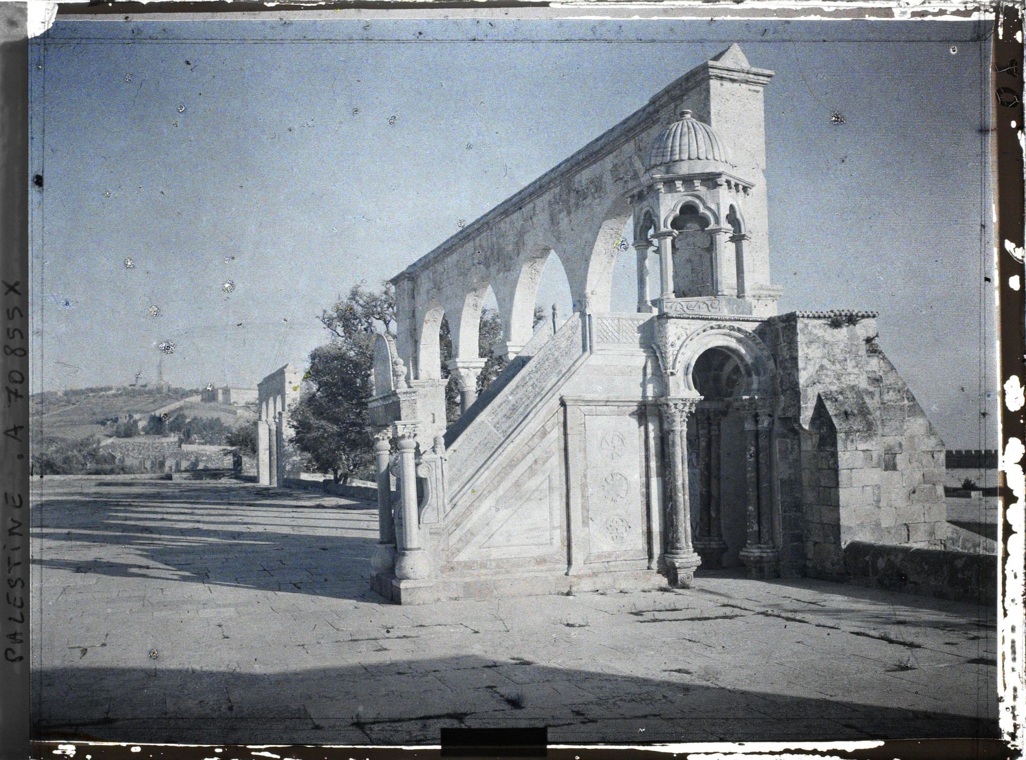 Image représentant Minbar près d'un portique d'entrée menant au Dôme du Rocher