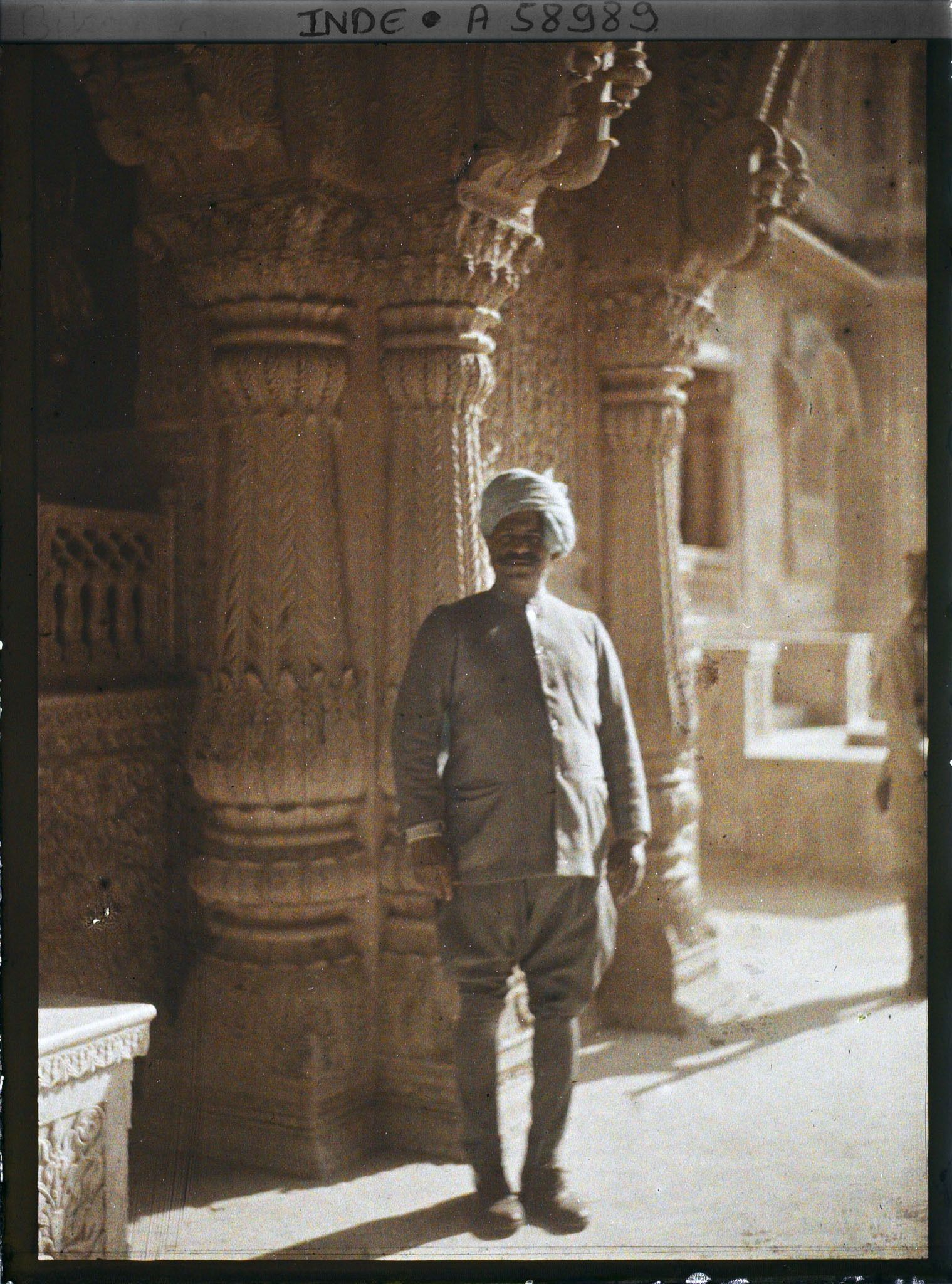 Image représentant Un membre du personnel du palais de Lallgarh