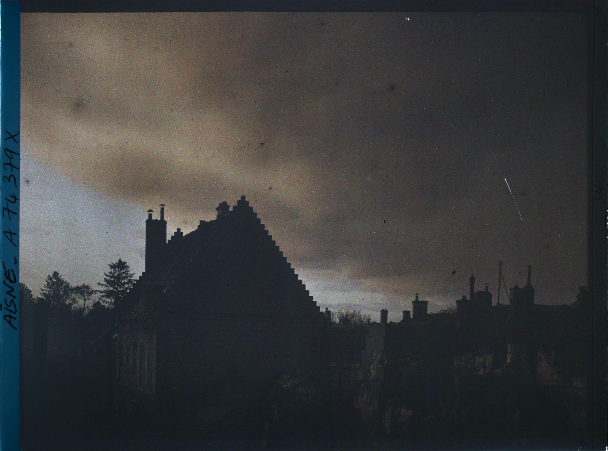 Image représentant Les toits de la ville en ruines et effets de ciel