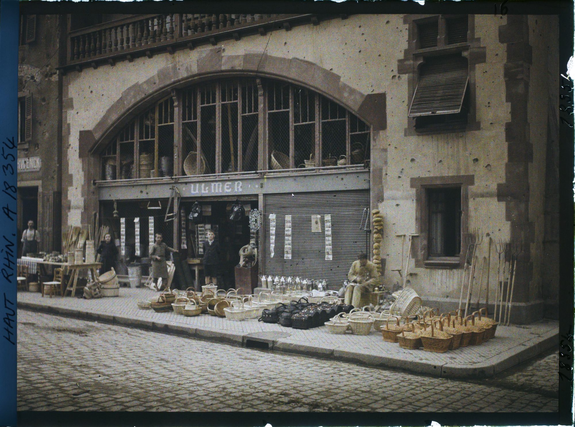 Image représentant France, Munster, Place du Marché : un marchand le jour du marché