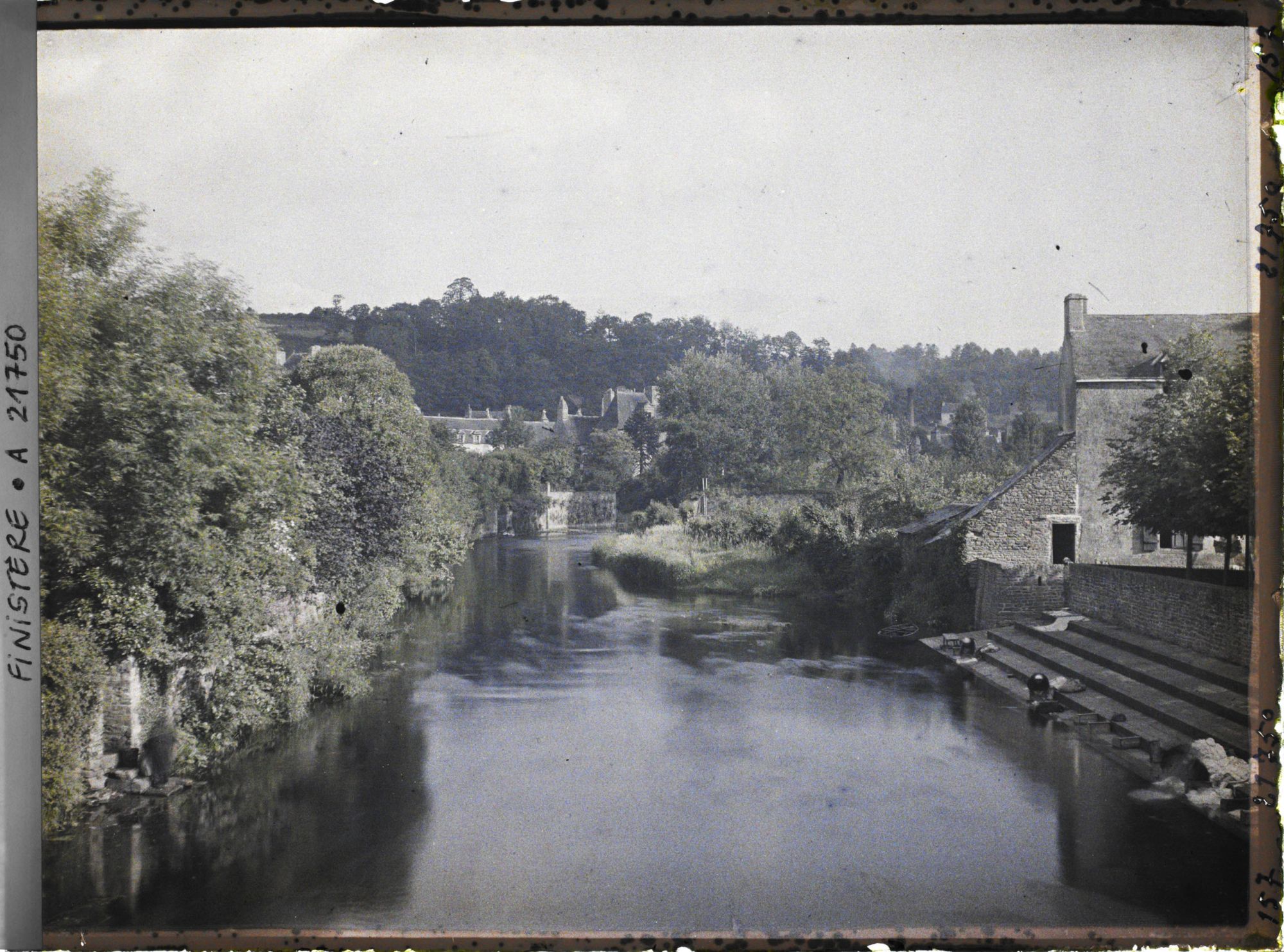 Image représentant L'Ellé vu du Pont fleuri, avec à droite des femmes faisant la lessive dans la rivière