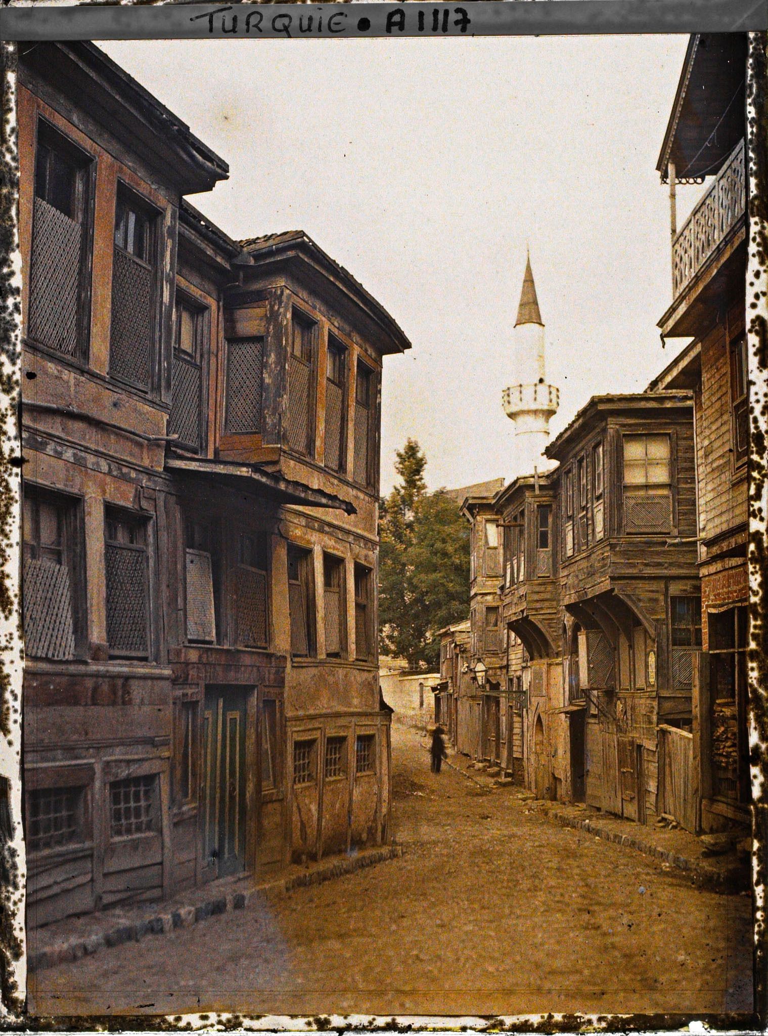 Image représentant Une rue bordée de petits immeubles en bois