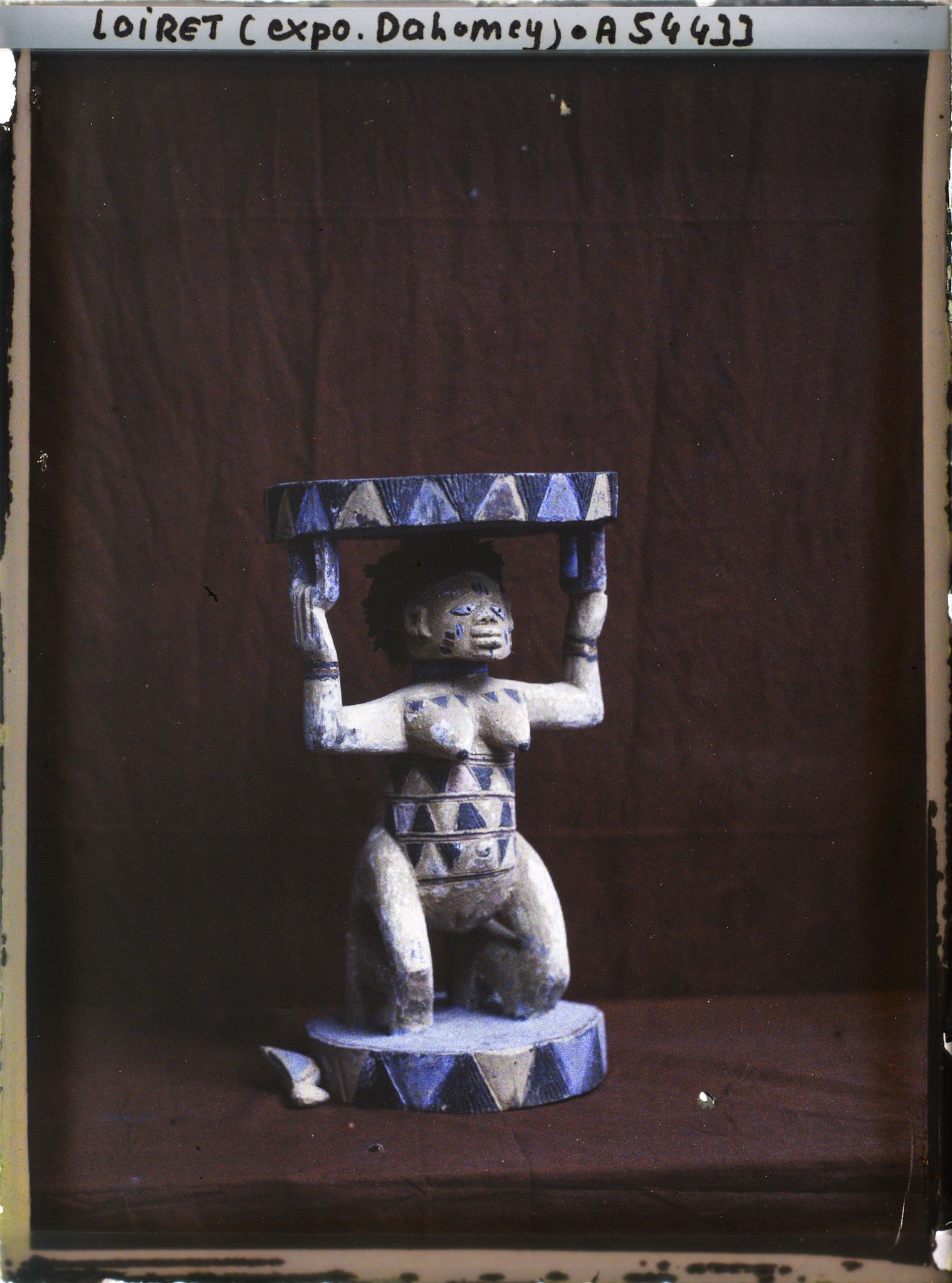 Image représentant Exposition d'art africain, siège en bois cariatide