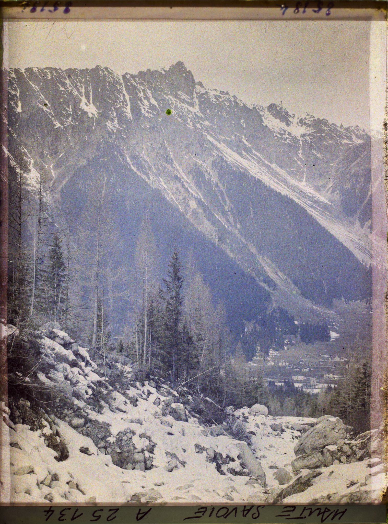 Image représentant France Les Alpes, Glacier des Bossons : Torrent des Pèlerins, le Brévent, la Vallée de Chamonix, et le Village des Pècles