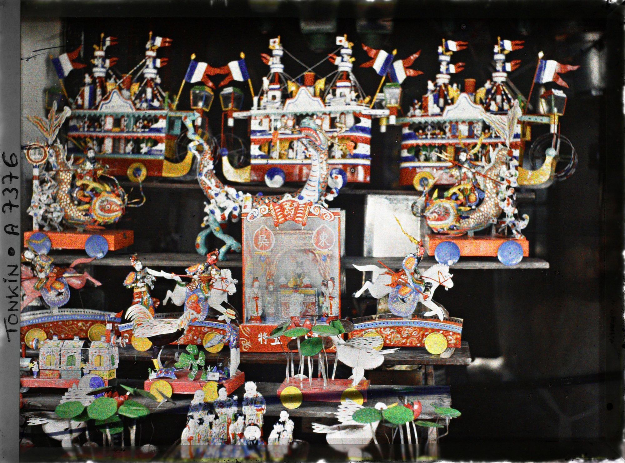 Image représentant Un détail d'étalage de jouets en fer blanc peint, vendus à l'époque de la fête des enfants (fête de la mi-automne)