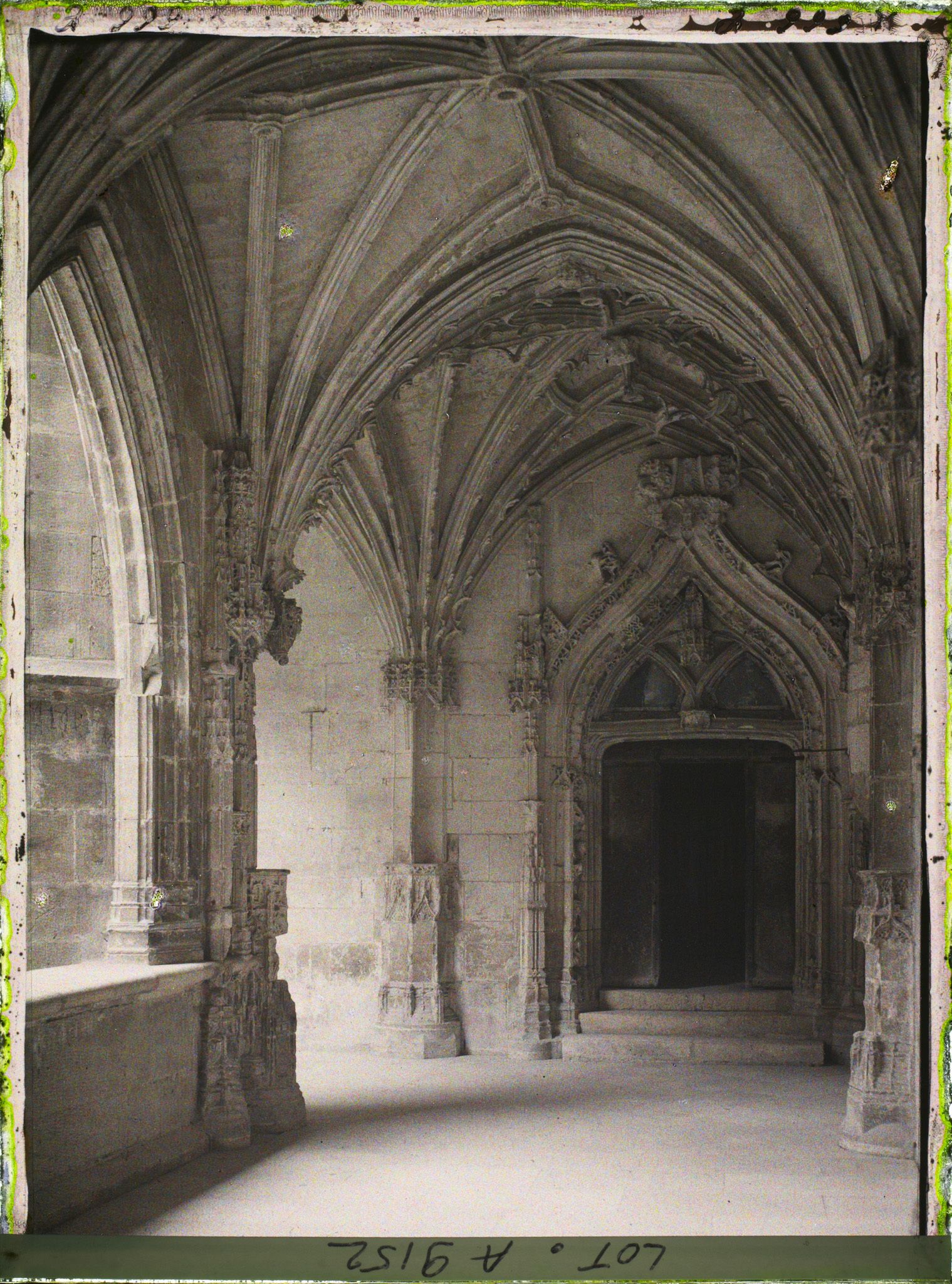 Image représentant France, Cahors, Les Cloîtres de la Cathédrale Porte et encoignures des galeries