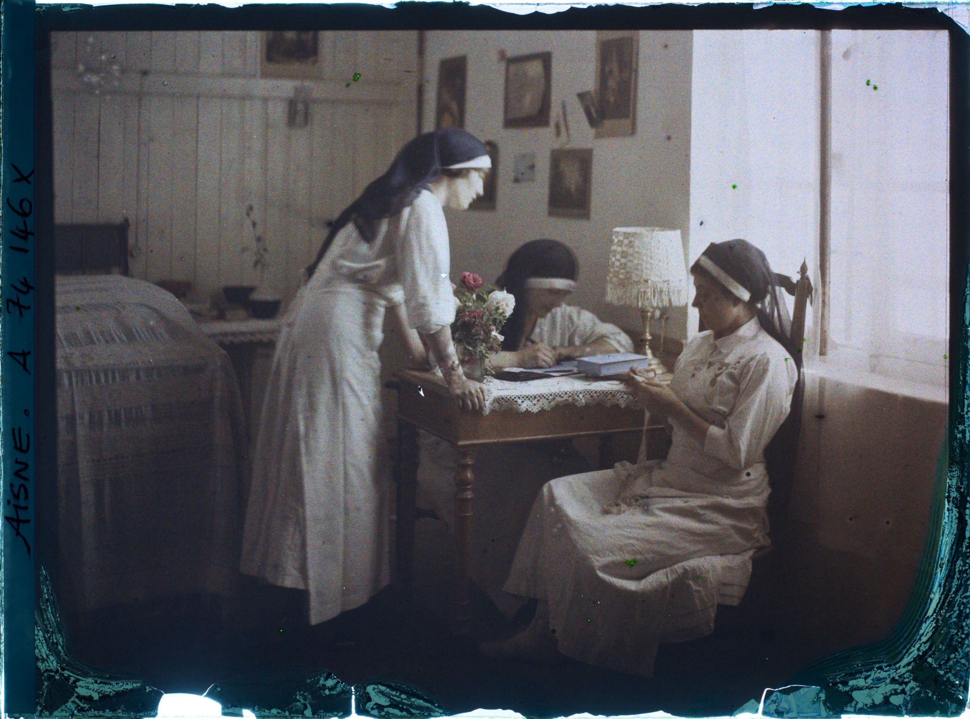 Image représentant Trois infirmières dans un moment de détente dans leur chambre