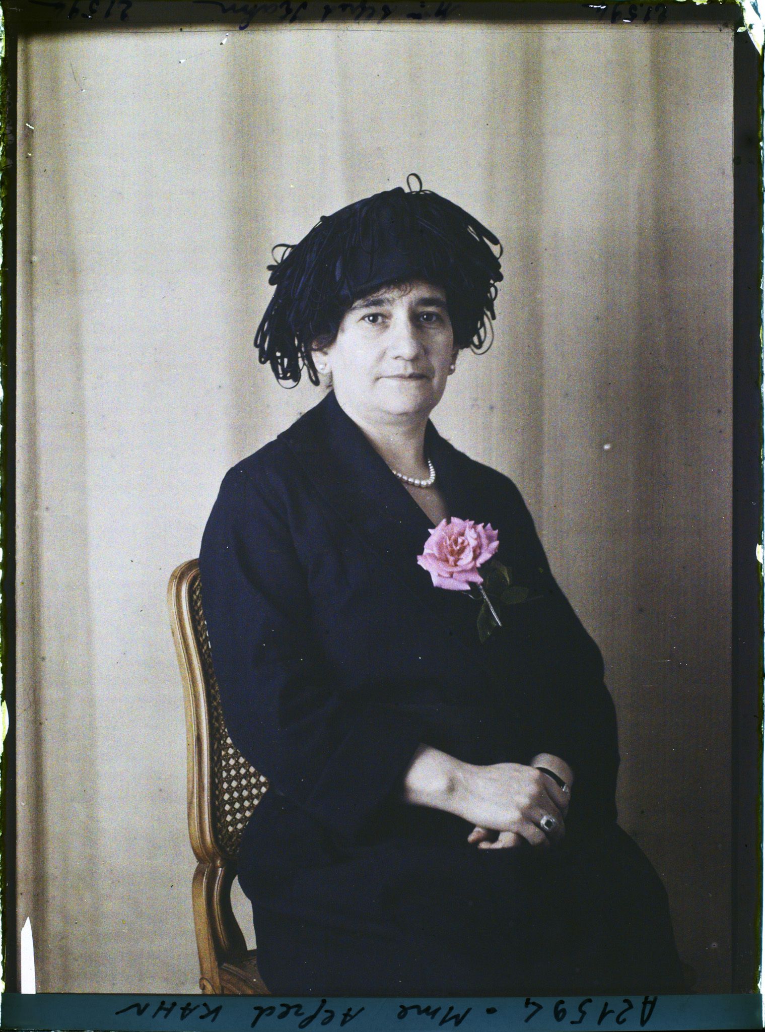 Image représentant Madame  https://musee-albert-kahn.s-museum.fr/home/NWQ2OTAwYzNmYjZlZTk1ZWQwODJmMjY4L2dlbmVyaWMtbm90aWNlLXRhYi9hdXRob3JpdHkvNjE3YTc5ZjVjZjhiODk2OGIzMzM3ZDIx/5d6900c3fb6ee95ed082f268/generic-notice-tab/authority/617a79ebcf8b8968b3336fdc Cécile Kahn