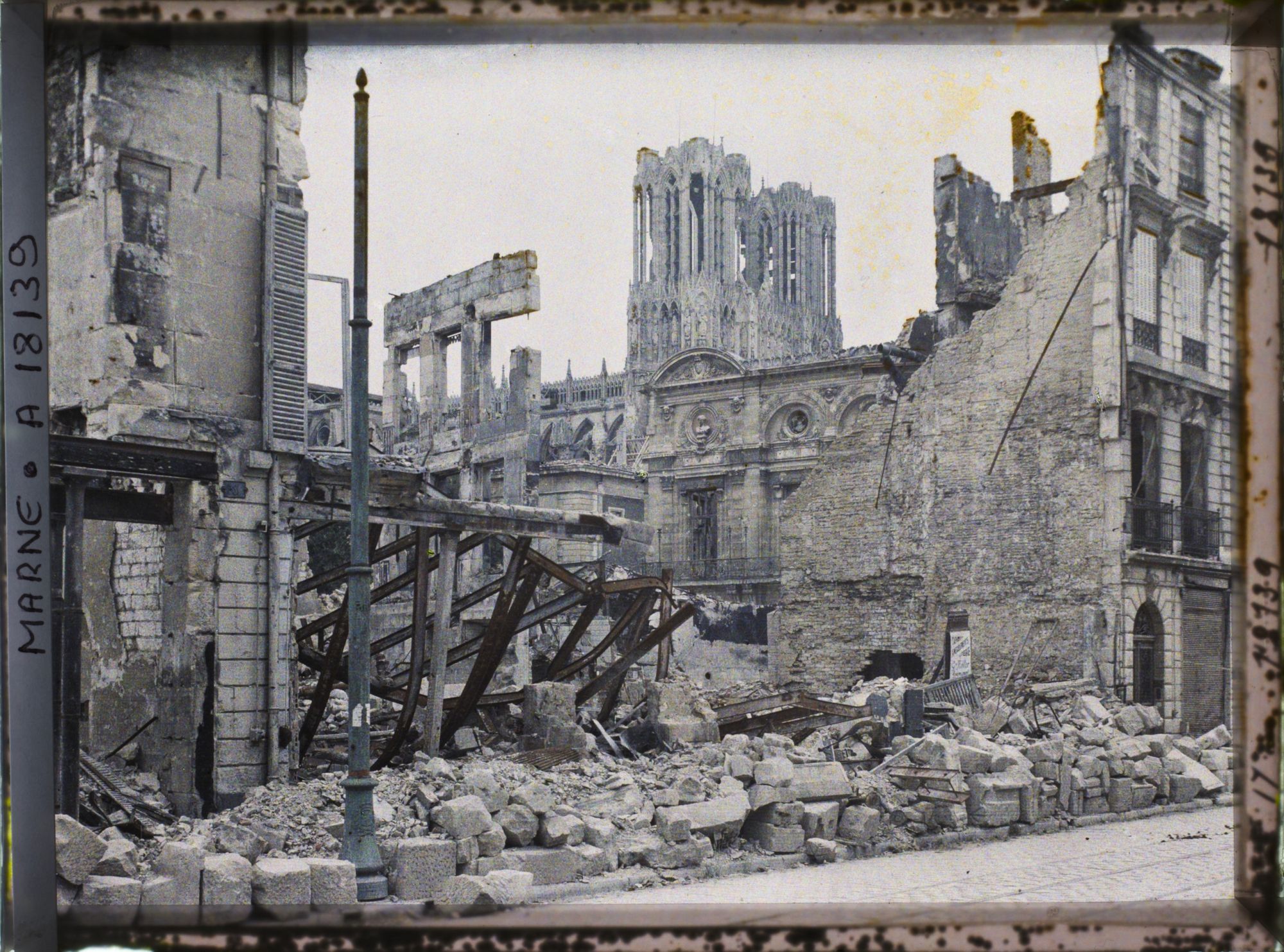 Image représentant France, Reims, Rue de Talleyrand au fond, la Cathédrale