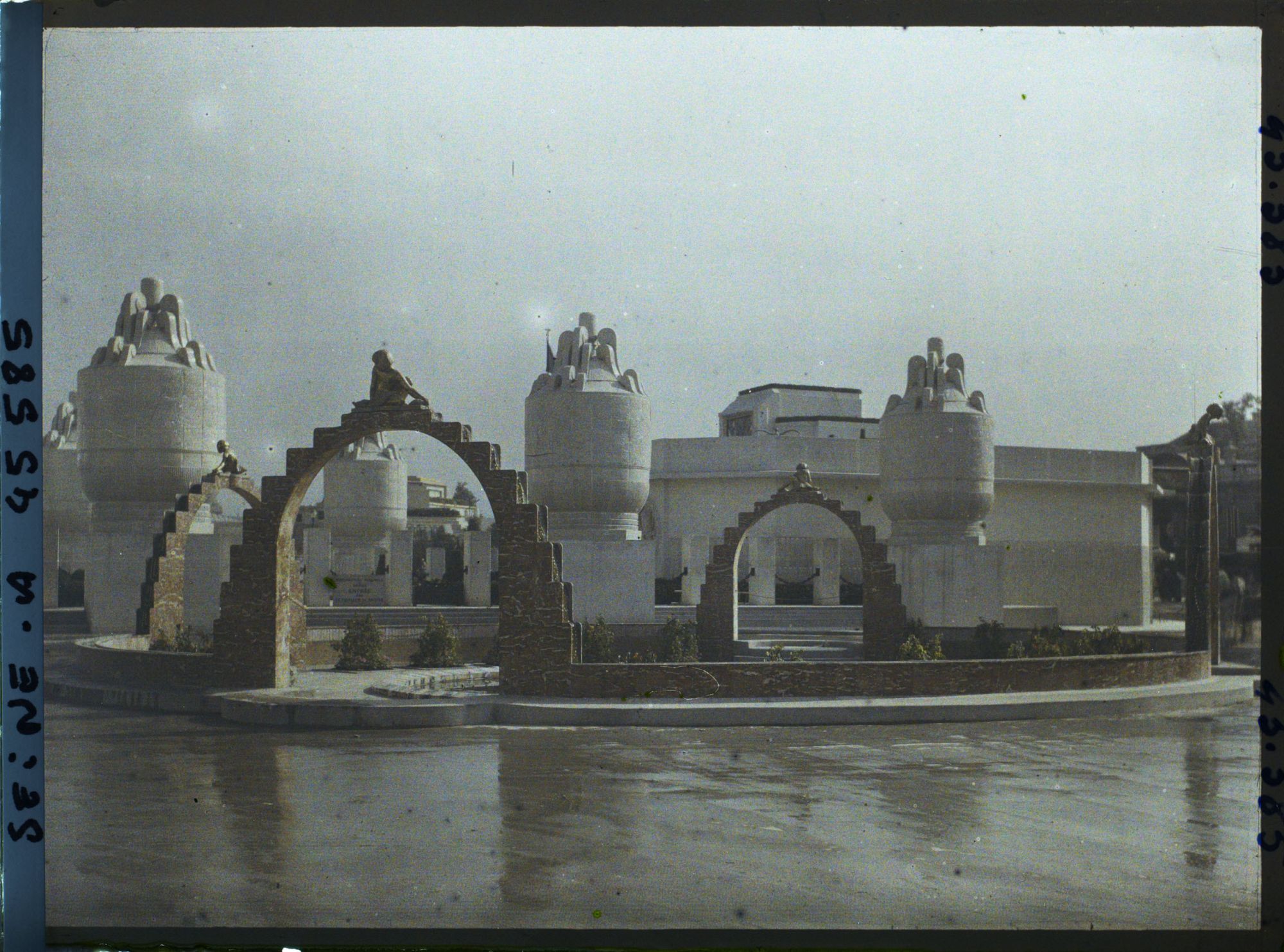 Image représentant L'Exposition des arts décoratifs, Jardin des Nymphéas, Fontaine sur l'esplanade des Invalides devant le Pavillon de Sèvres