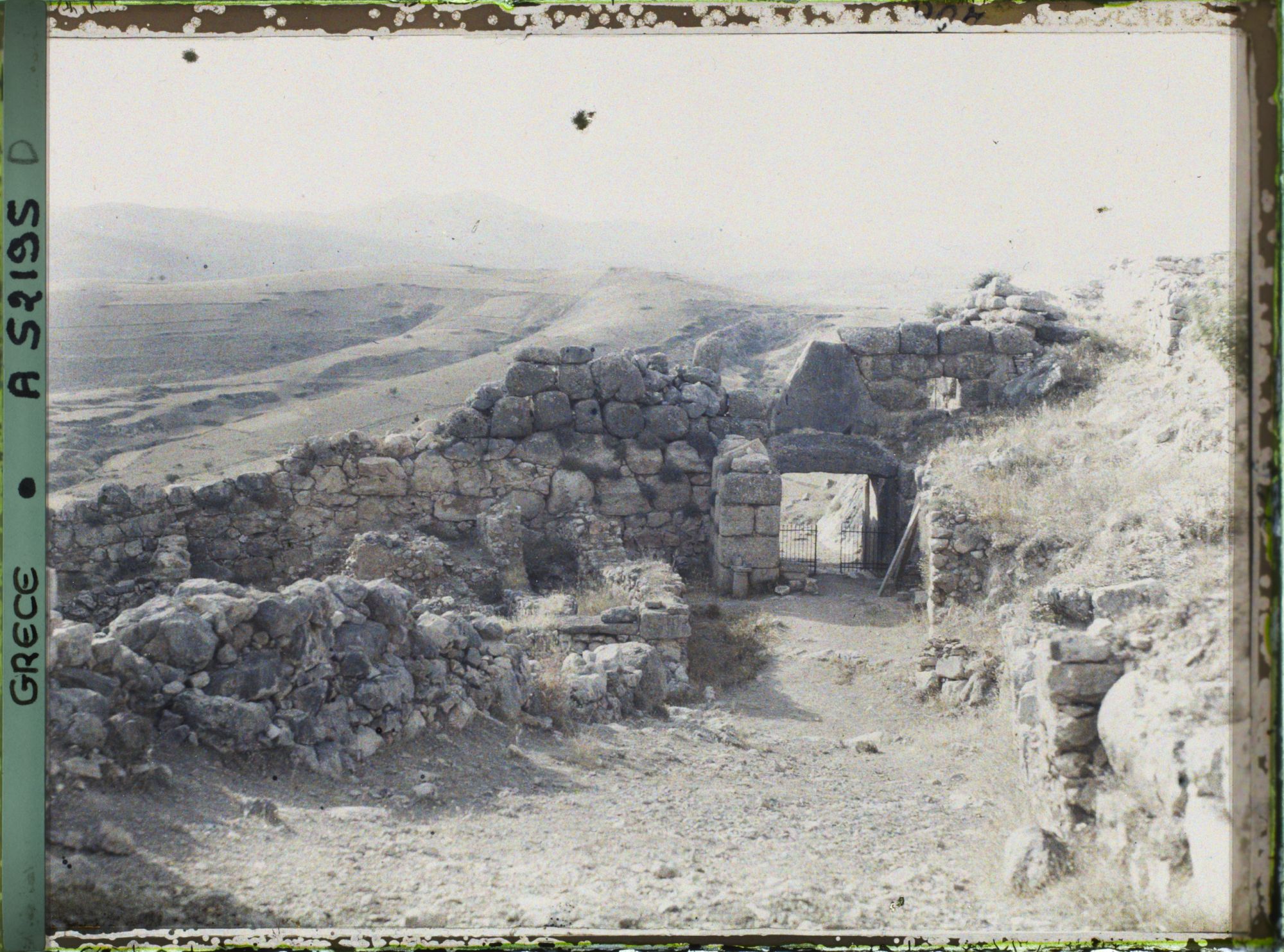 Image représentant La Porte des Lionnes (porte principale de l'Acropole, au nord-ouest). Vue de l'intérieur de l'enceinte
