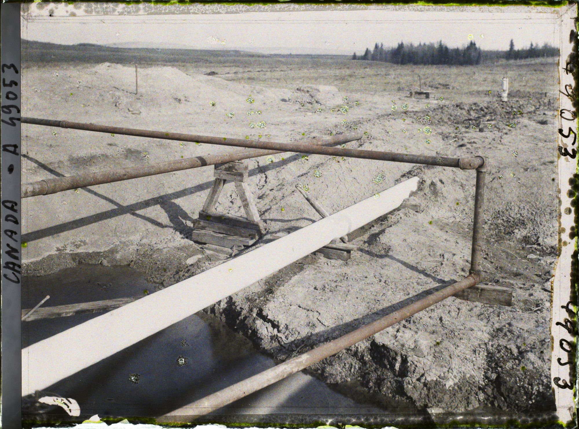 Image représentant Canada, Foot Hills Turner Valley, Puits Royalite 4, pipe line à la sortie du puits et tuyaux du gaz naturel