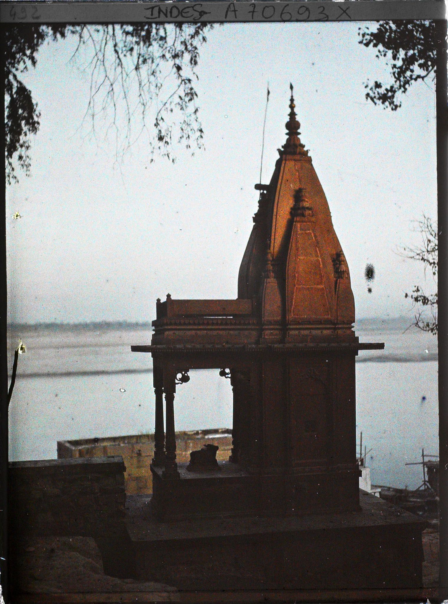 Image représentant Petit temple shivaïte au bord du Gange