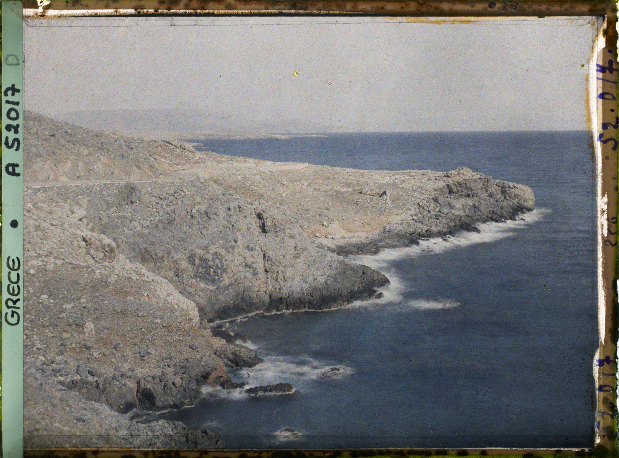 Image représentant La côte de rocher avec la route en corniche et la mer