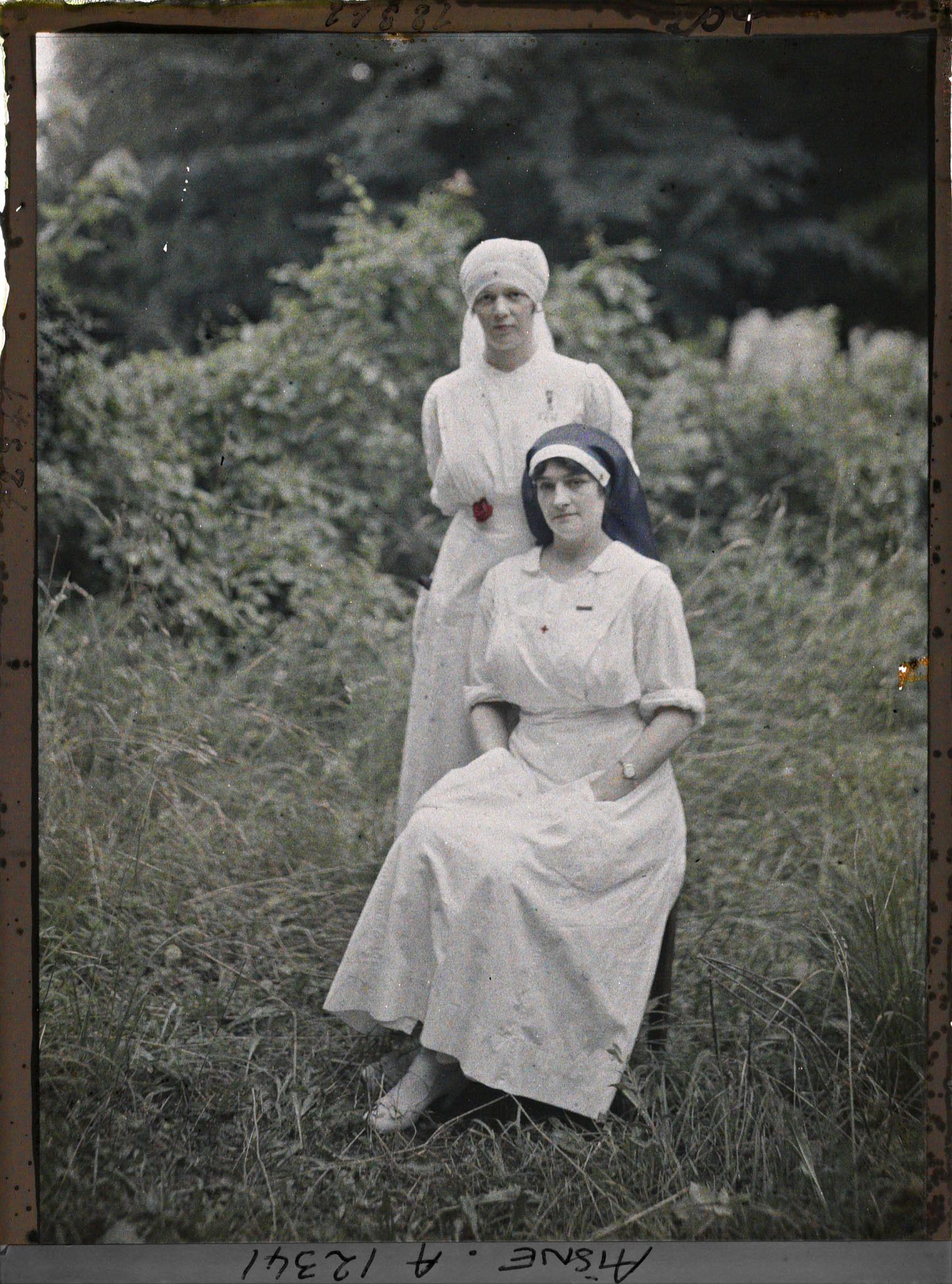 Image représentant Madame Mireille Andrieu portant un voile d'infirmière bleu et Mademoiselle Saint-Paul, infirmière major