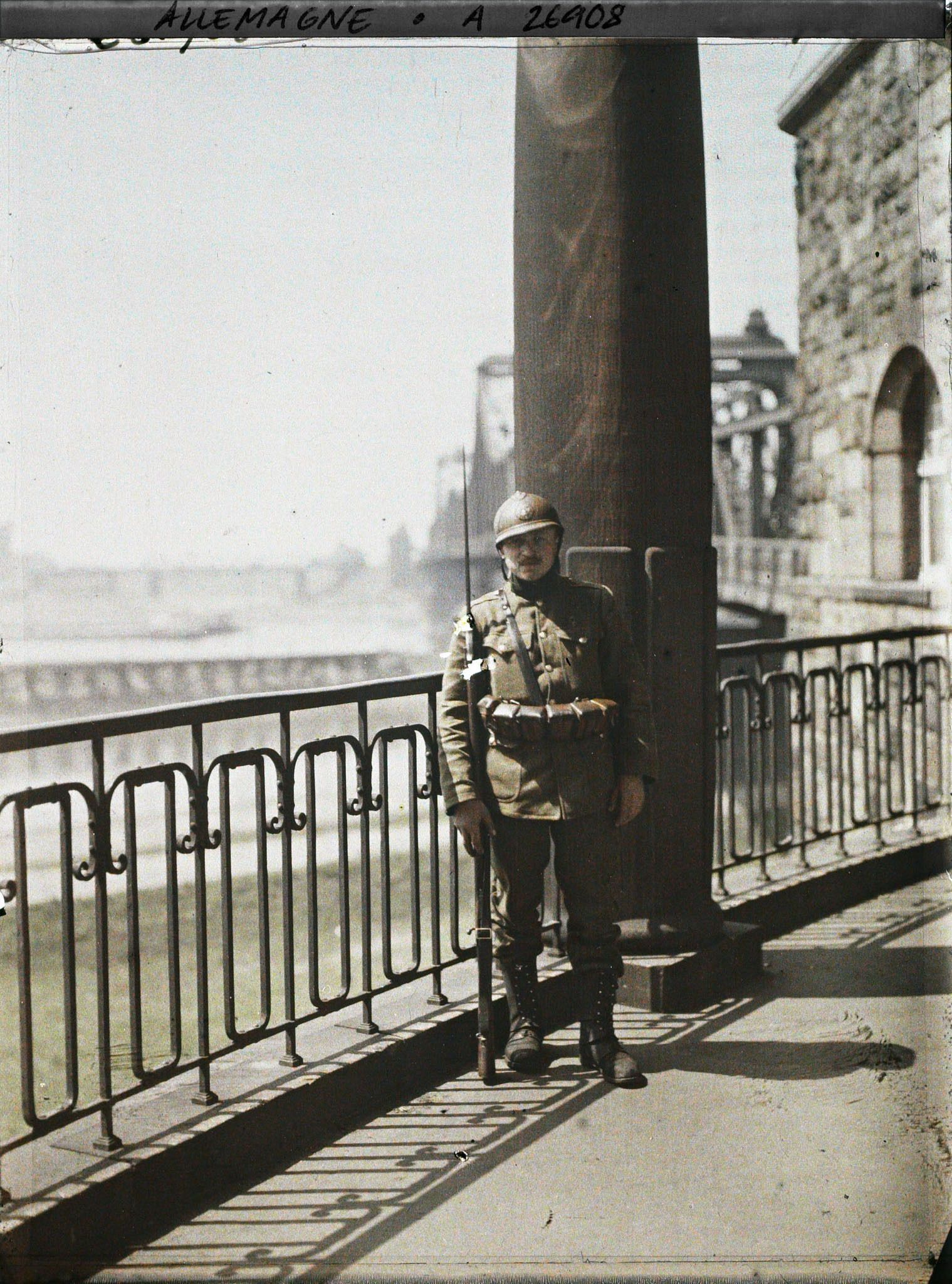 Image représentant Allemagne, Ruhrort, Occupation Française Sentinelle Belge sur le Grand Pont du Rhin