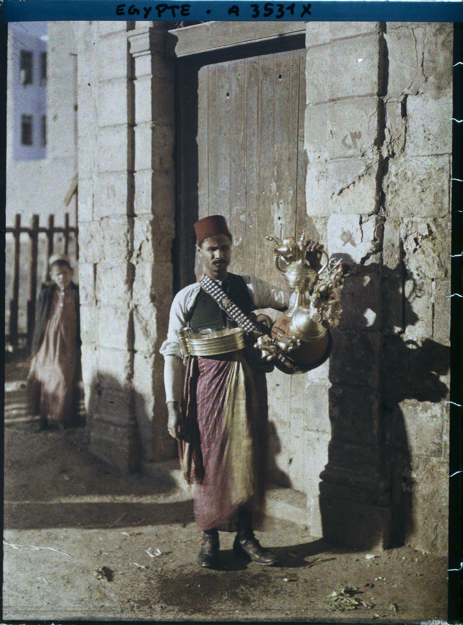 Image représentant Marchand ambulant de boisson chaude, portant un  null fez