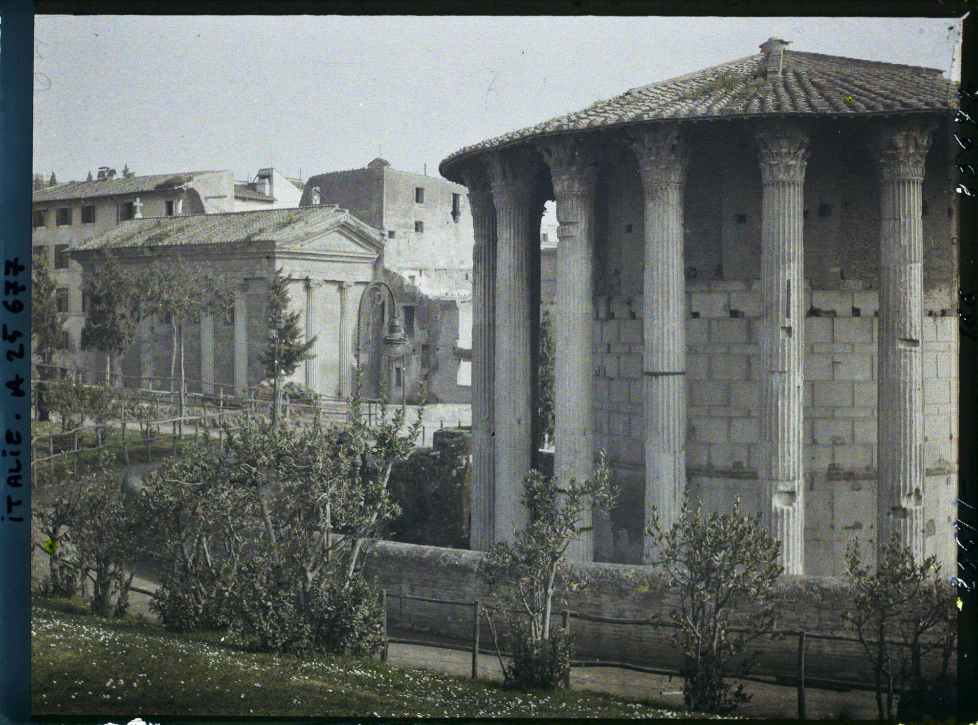 Image représentant Temple de Vesta au premier plan, au fond à gauche temple du théâtre de Marcellus