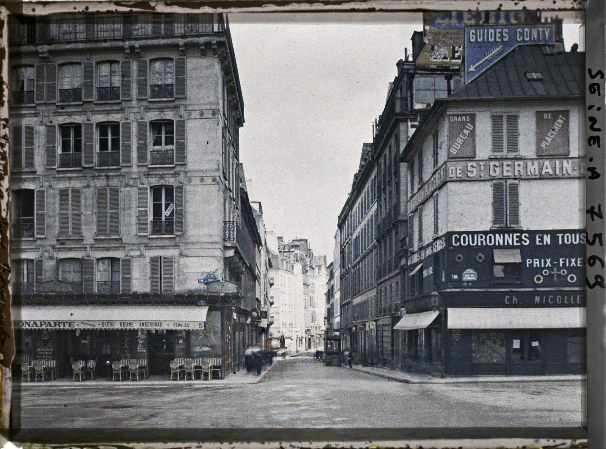 Image représentant La rue Bonaparte à l'angle des rues Guillaume-Apollinaire et de l'Abbaye vue de l'actuelle place Jean-Paul Sartre et Simone de Beauvoir