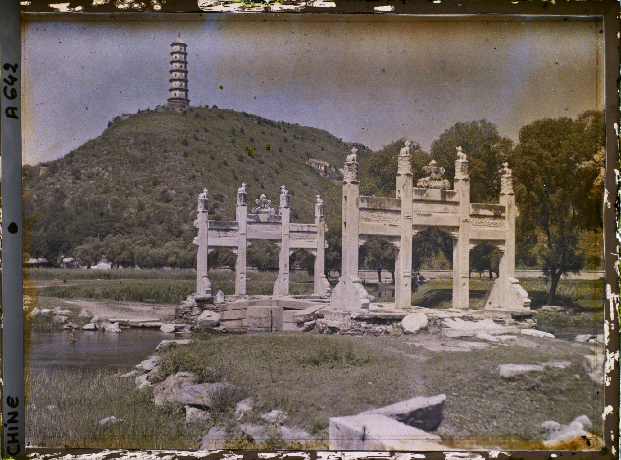 Image représentant À l'extérieur de l'enceinte du Jingmingyuan (" jardin de la Clarté Sereine ")