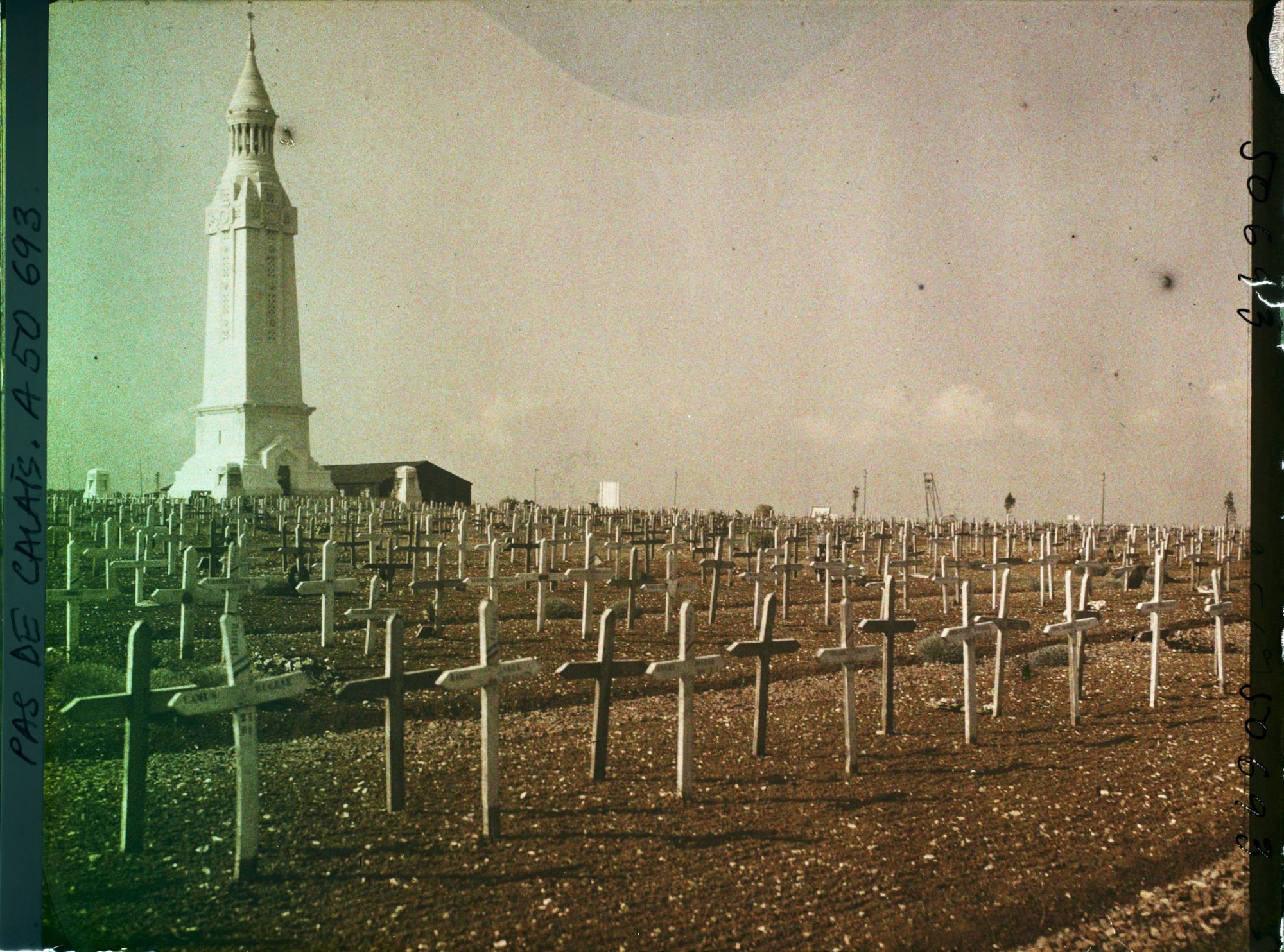 Image représentant France, N.D de Lorette, Le Cimetière et le Monumt aux morts autre aspect