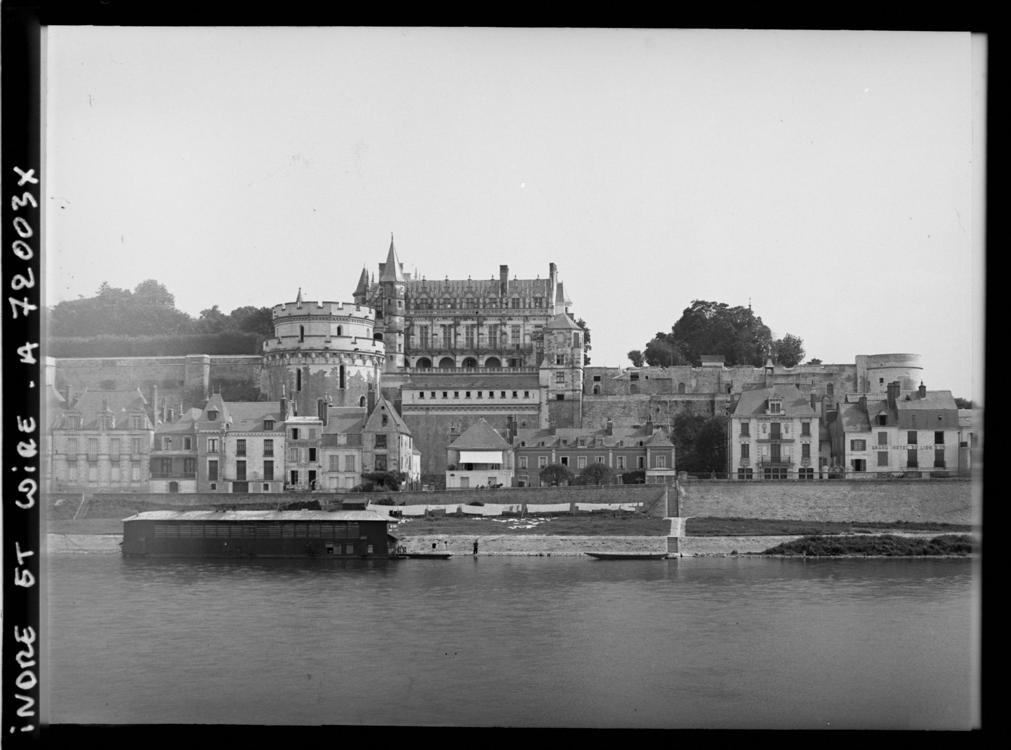 Image représentant Le château, vu depuis les bords de la Loire
