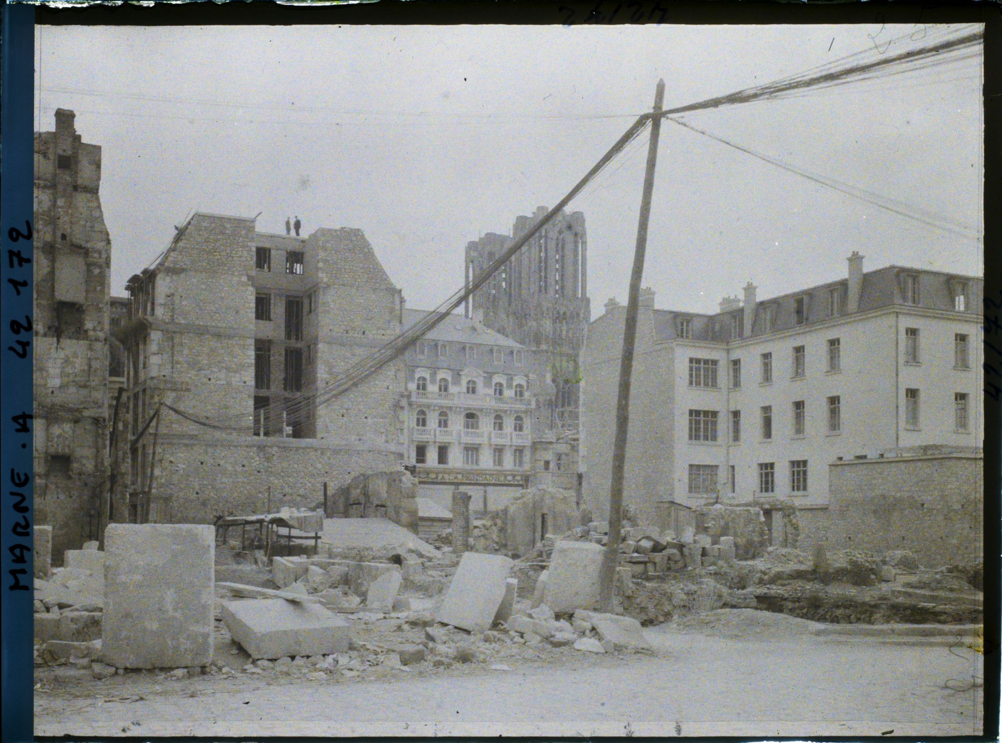 Image représentant France, Reims, Vue prise de la Place du Marché, vers la Cathédrale - Cables servant au transpt de la force motrice