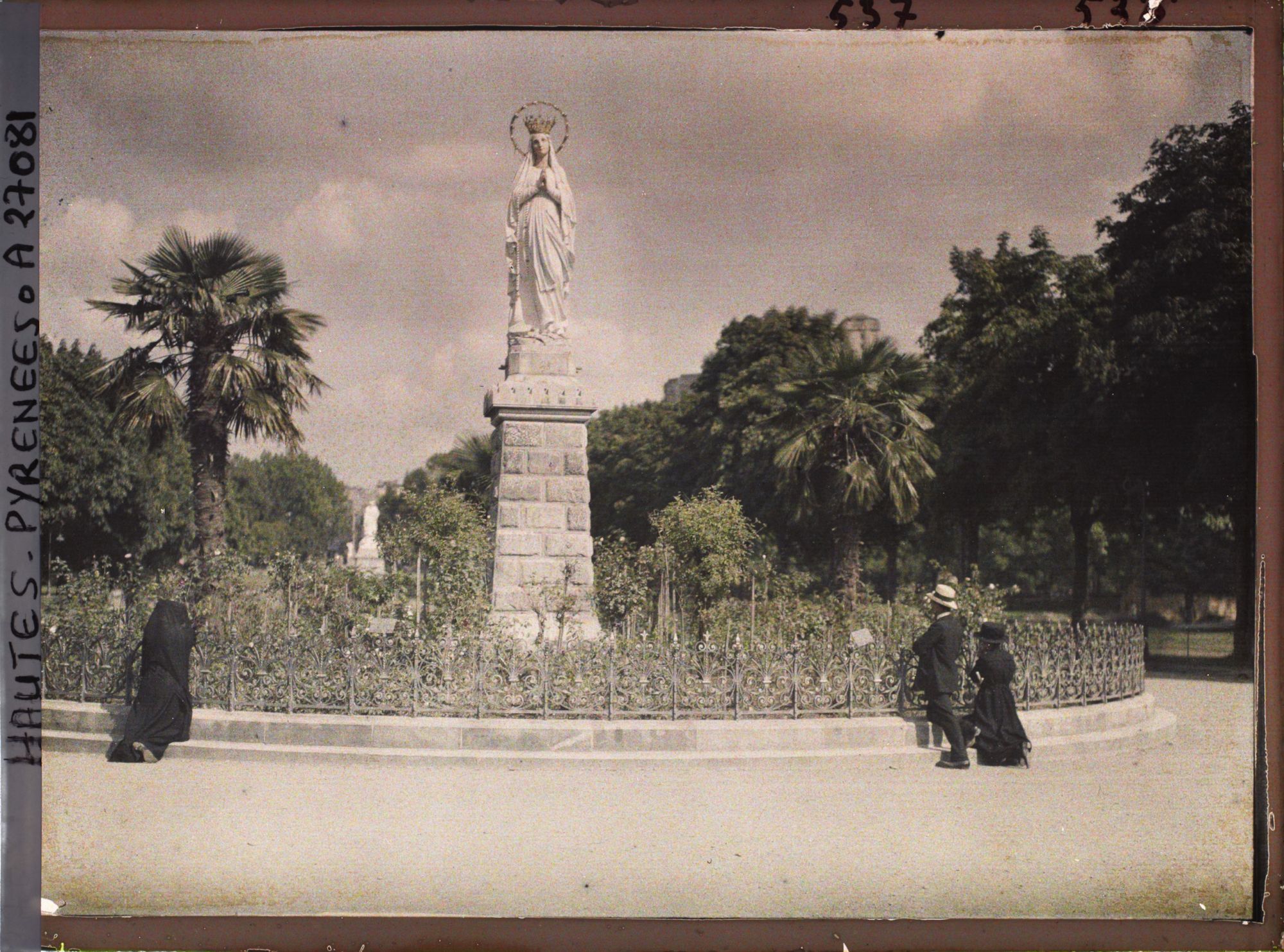 Image représentant France, Lourdes, Les fidèles en prières