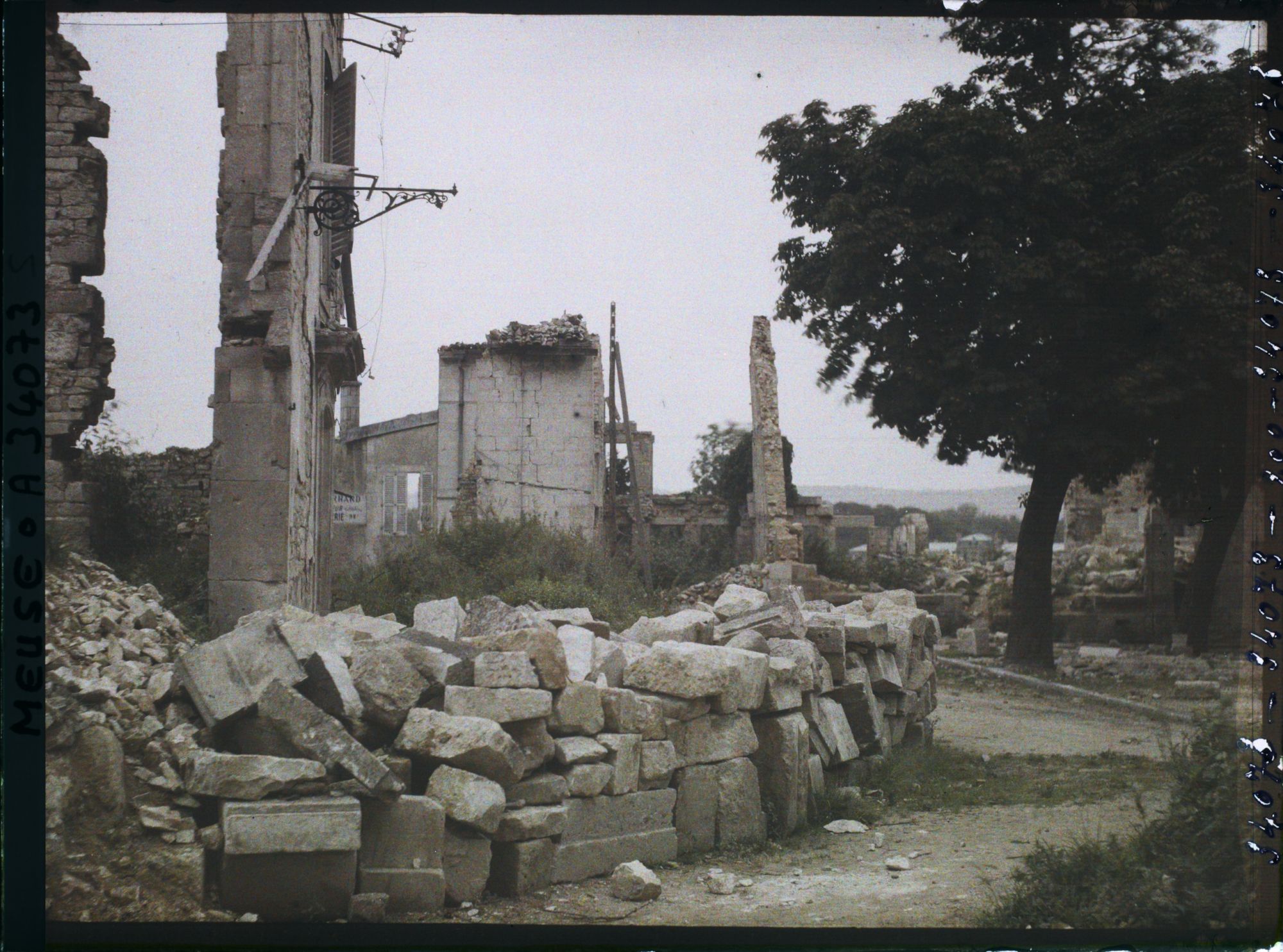 Image représentant France, Verdun, Un coin de la place du Maréchal Pétain