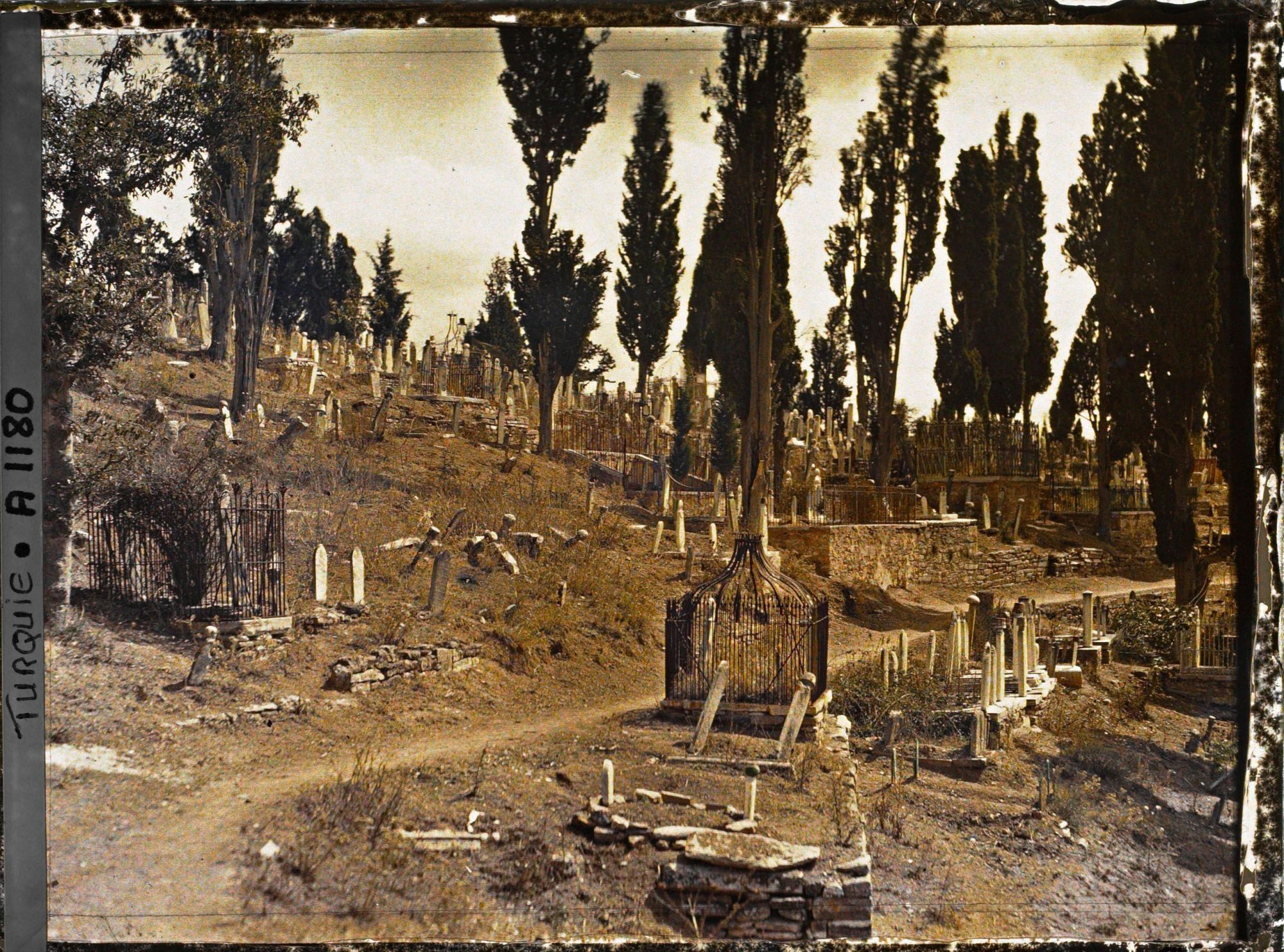 Image représentant Tombes et cippes funéraires dans le cimetière d'Eyüp