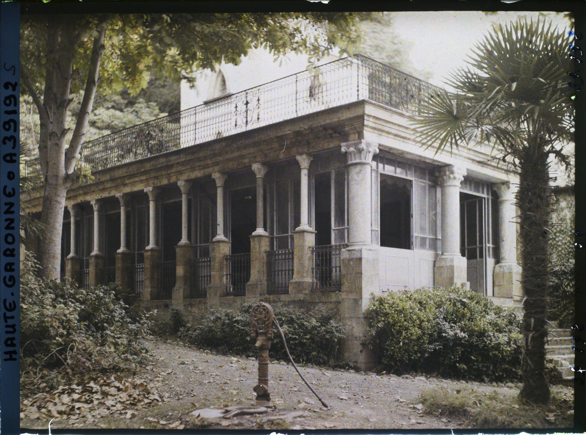Image représentant France, St Martory, Cloître de Bonnefont La colonnade vue des jardins