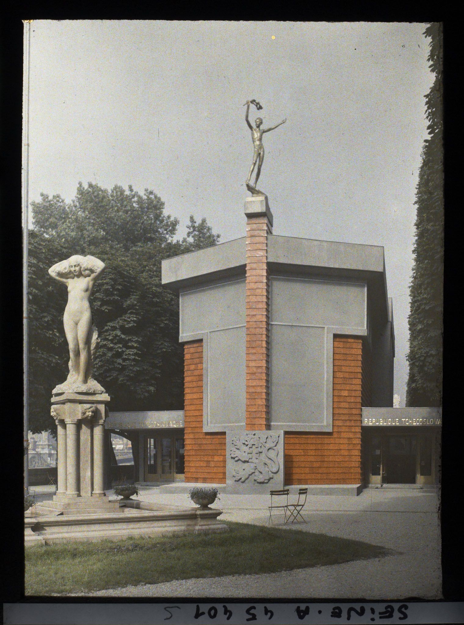 Image représentant L'Exposition des arts décoratifs, Tchécoslovaquie, façade principale