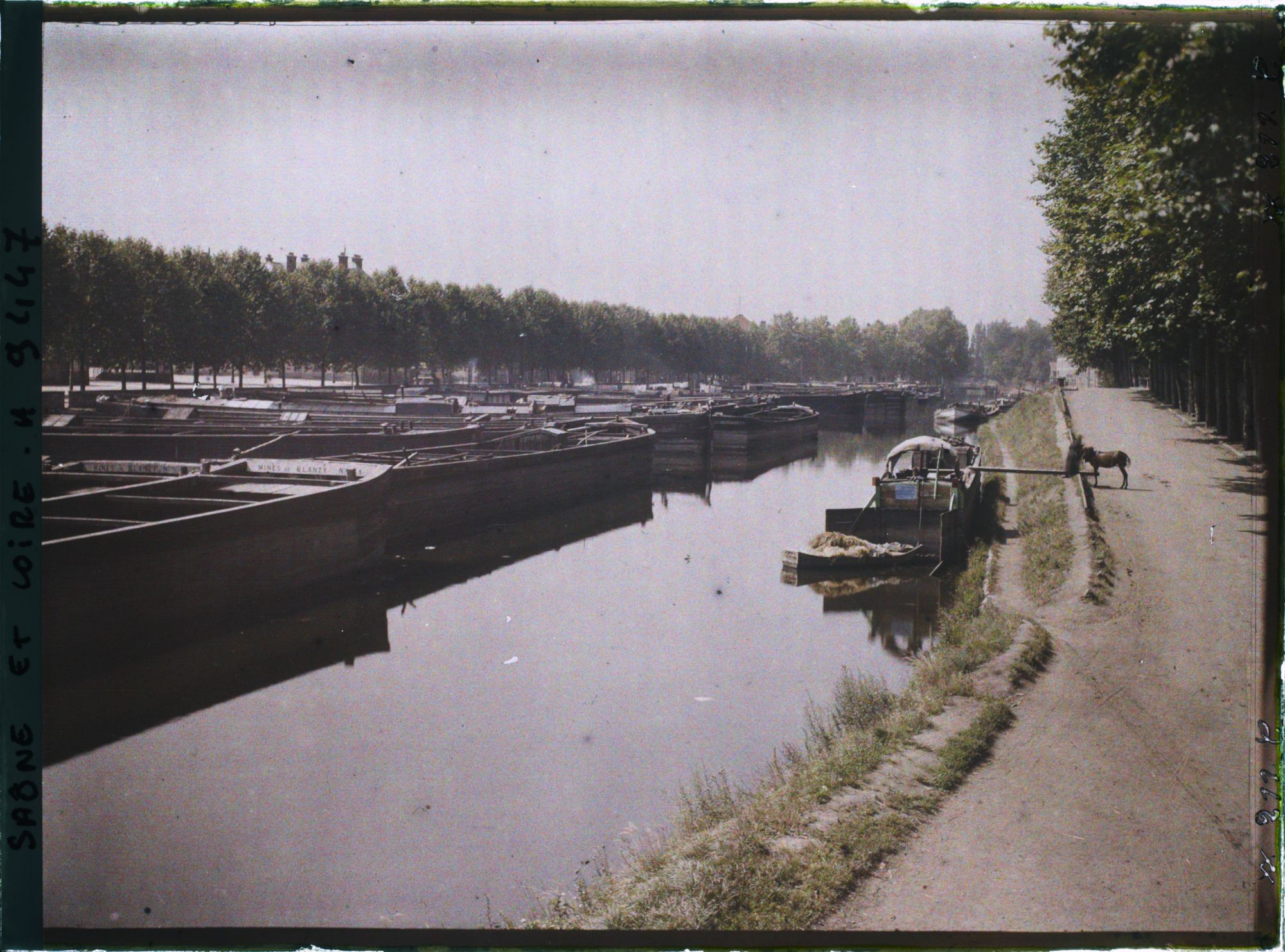 Image représentant Le port du canal du Centre et des péniches de transport de charbon