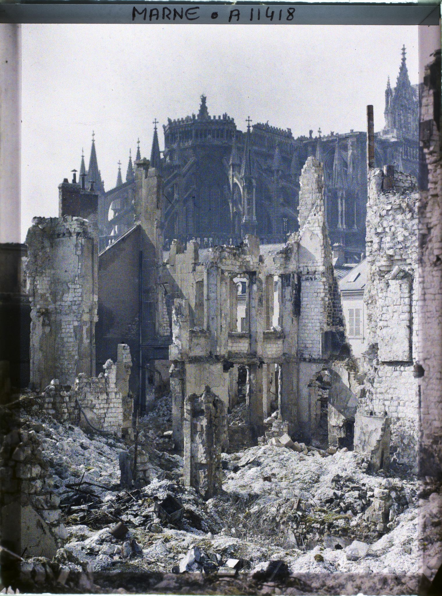 Image représentant Ruines dans le quartier de l'Université, au fond le chevet de la cathédrale