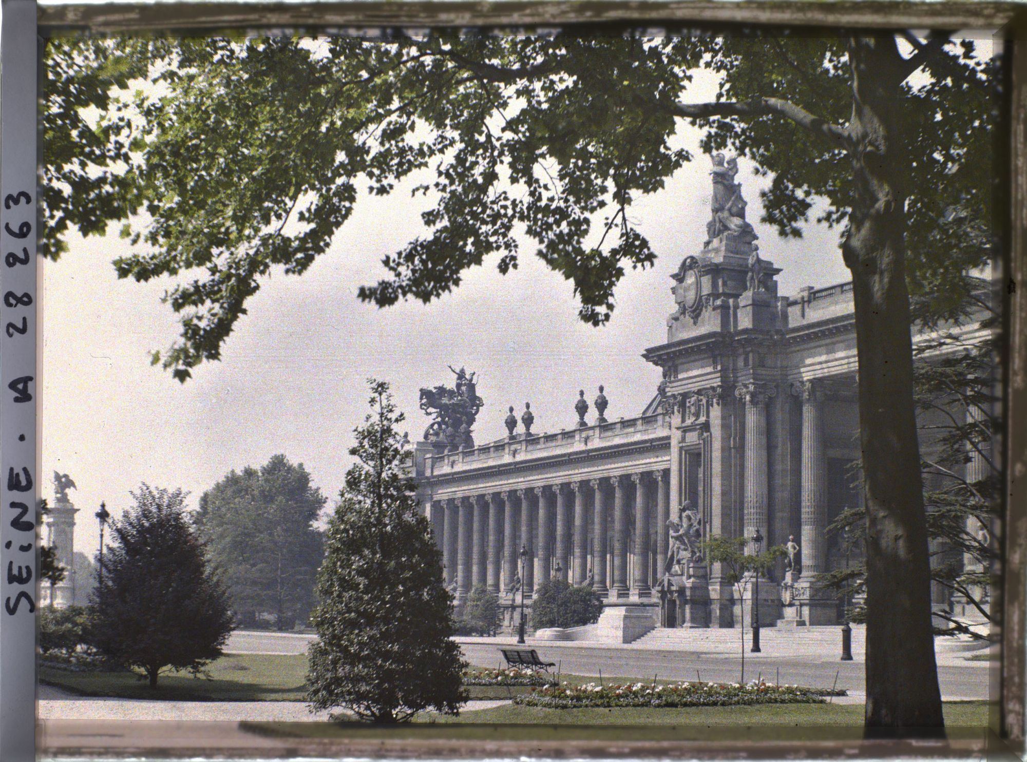 Image représentant Le Grand-Palais et l'ancienne avenue Nicolas II (actuelle avenue Winston Churchill)