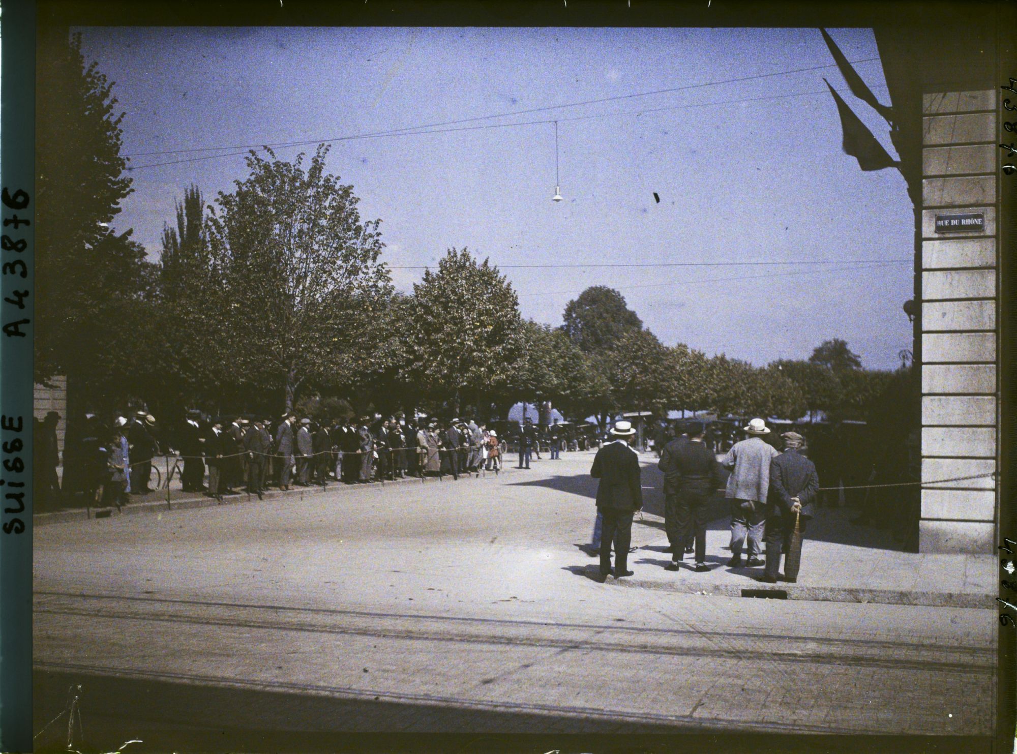 Image représentant Cinquième assemblée annuelle de la Société des Nations (SDN) à Genève. Le public attend la sortie des délégués aux abords de l'Hôtel Victoria