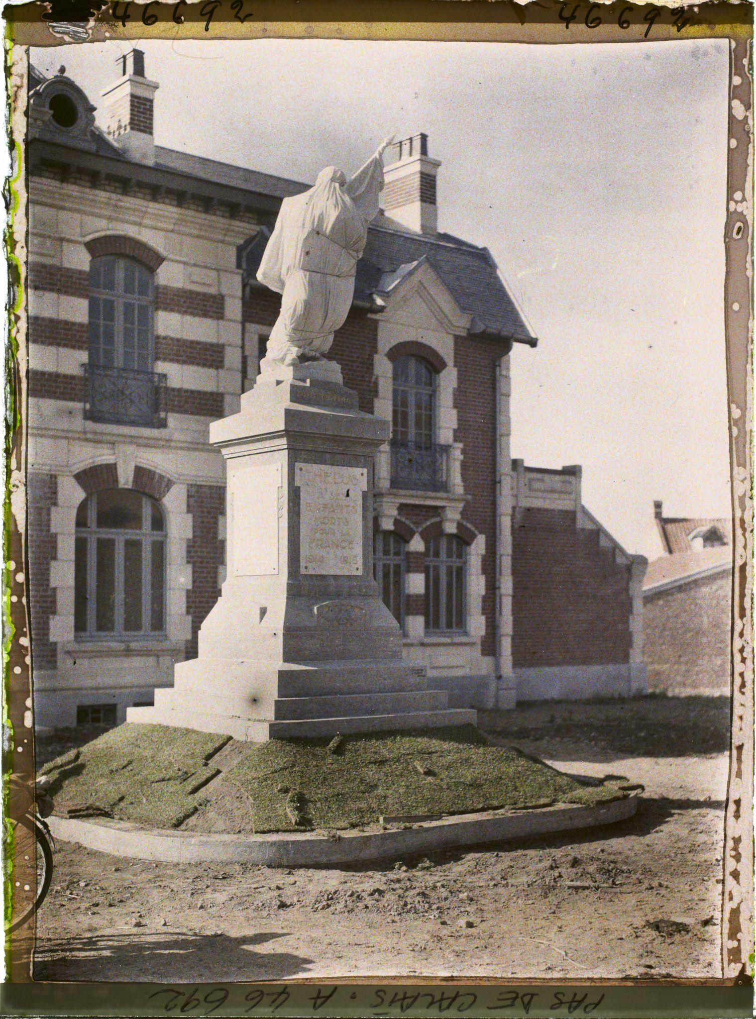 Image représentant France, Thélus, Monumt aux Morts avant l'inauguration