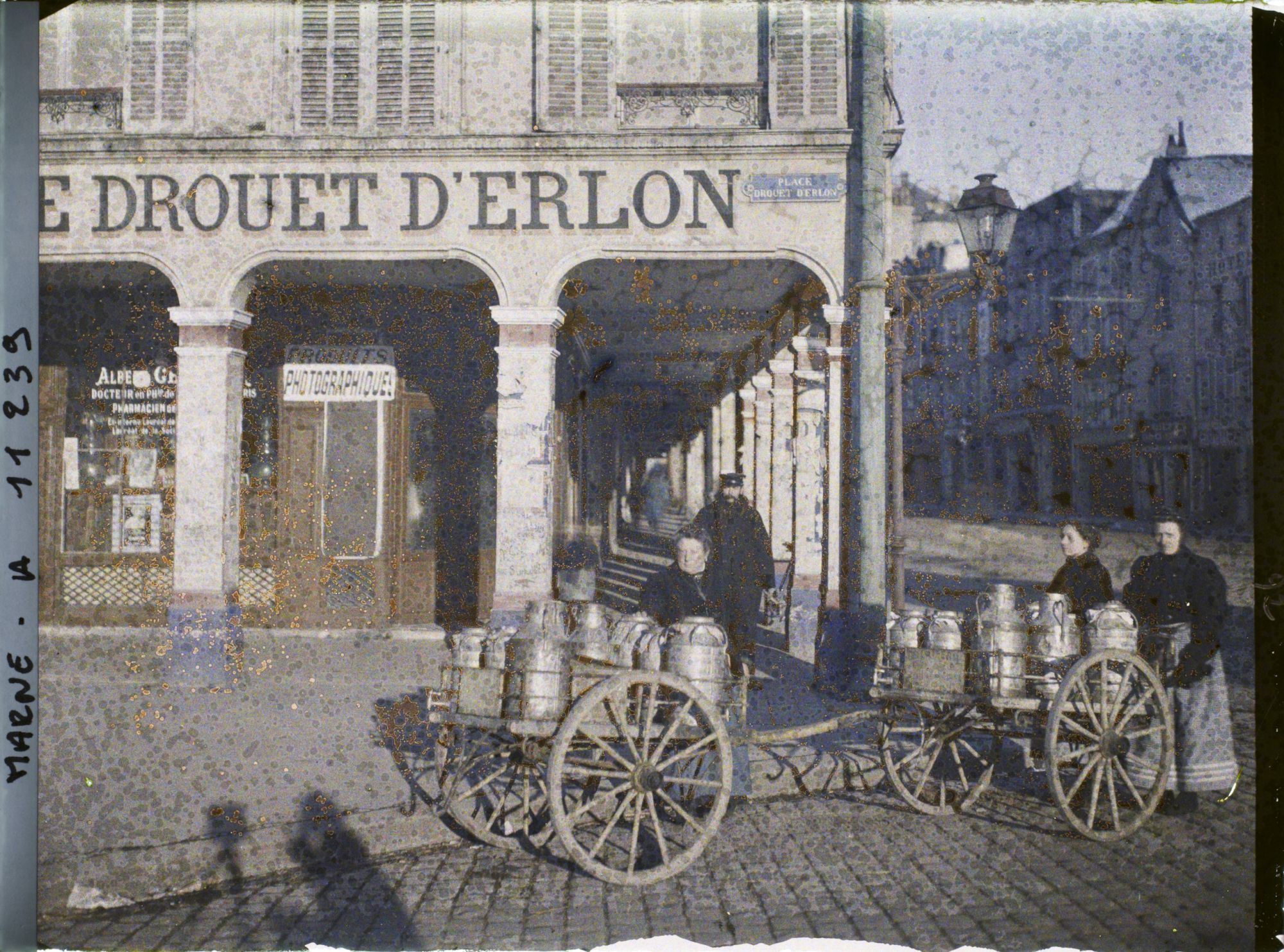 Image représentant Laitières à l'angle de la place Drouet d'Erlon