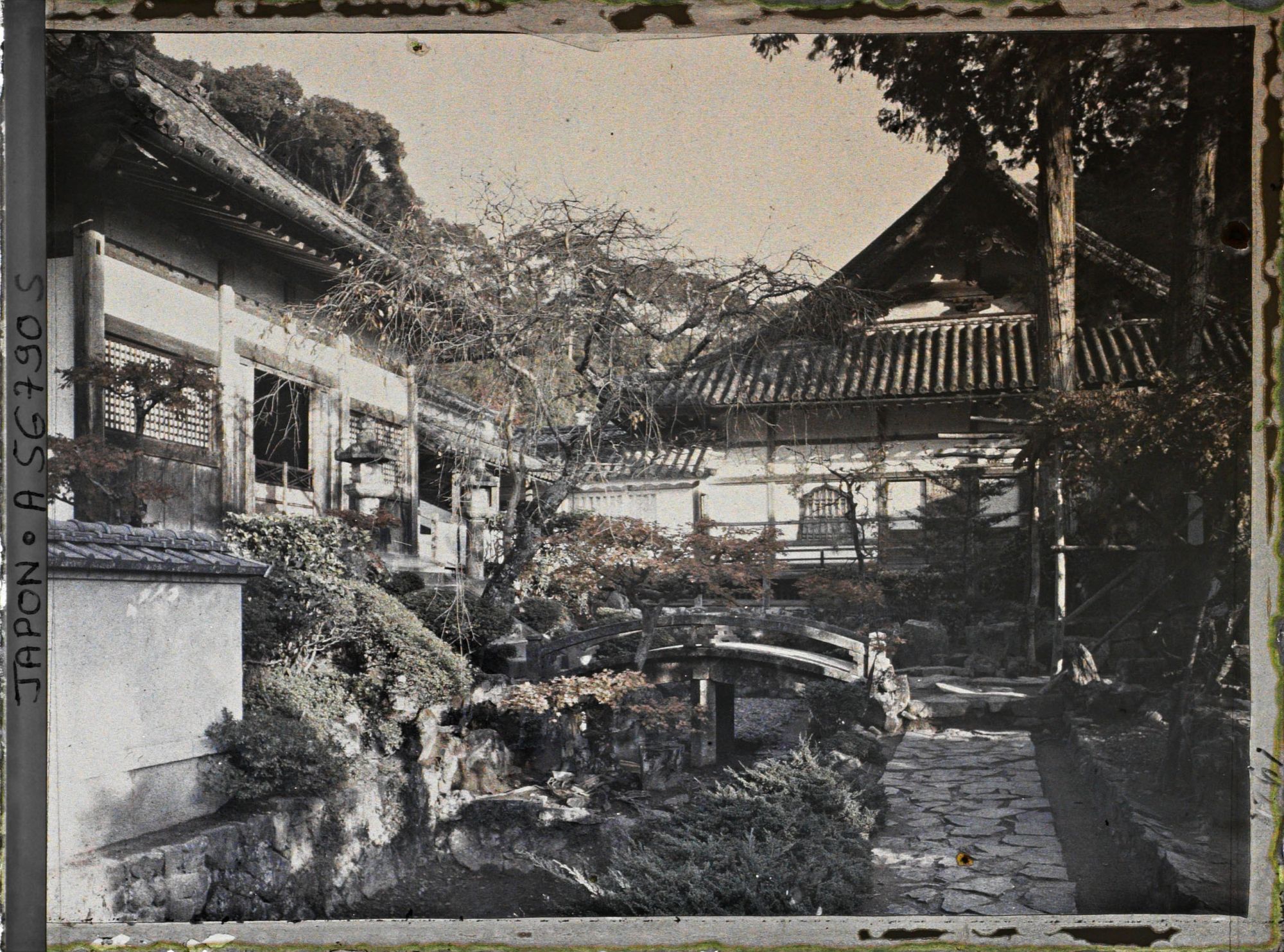 Image représentant Temple Kôshô-ji : rivière sèche et, au fond, le hondô