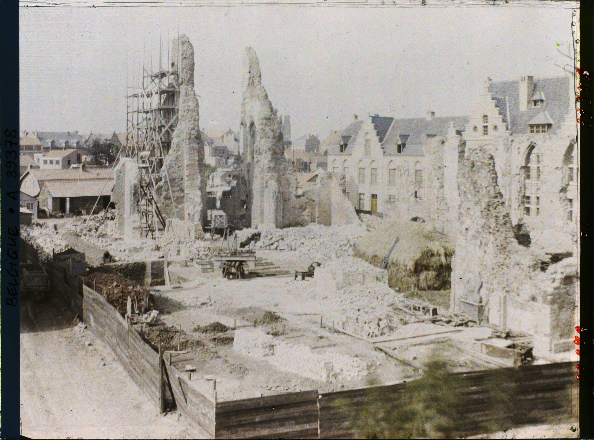 Image représentant Belgique, Ypres, Ruines de St Jacques et reconstruction- autre aspect