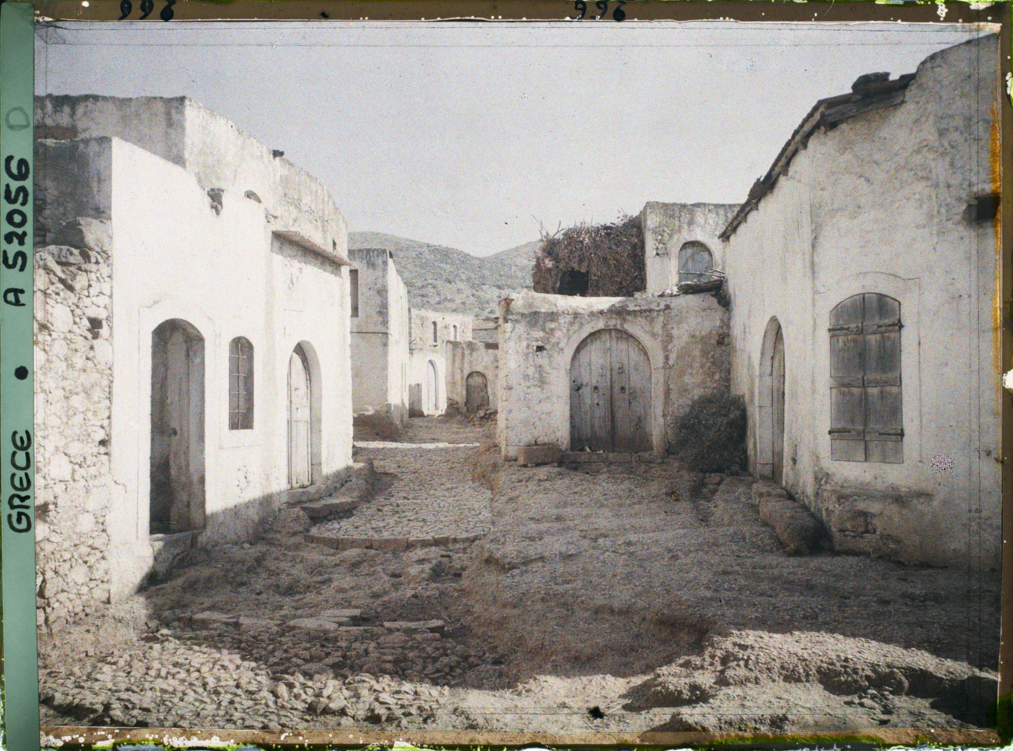 Image représentant Une rue du village actuel bordée de maisons blanches